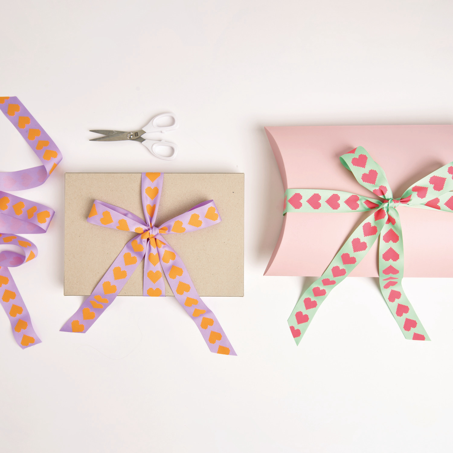 Paper Poetry ruban de taffetas Pixel coeurs 38mmx3m Couleur Lilas/orange fluo from Rico Design Paper Poetry Taftband Pixel Herzen verziert Geschenke in Flieder/Neon Orange und Mint/Neon Pink.