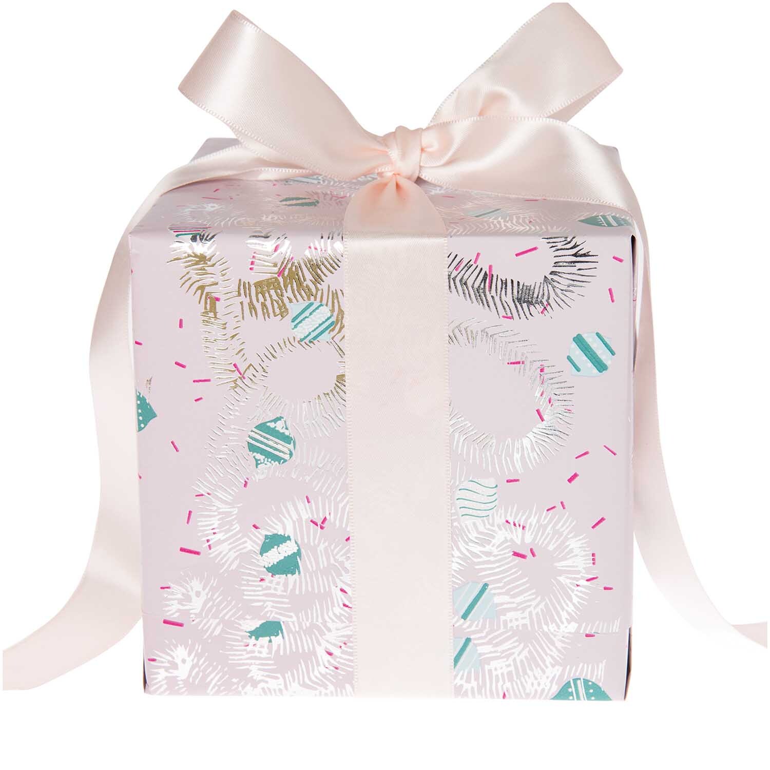 Paper Poetry Geschenkpapier Nostalgic Christmas Baumschmuck rosa 80cm 2m Hot Foil von Rico Design Paper Poetry Geschenkpapier Nostalgic Christmas: Rosa Geschenk mit festlichem Baumschmuck-Muster und Schleife, ideal für Weihnachten.