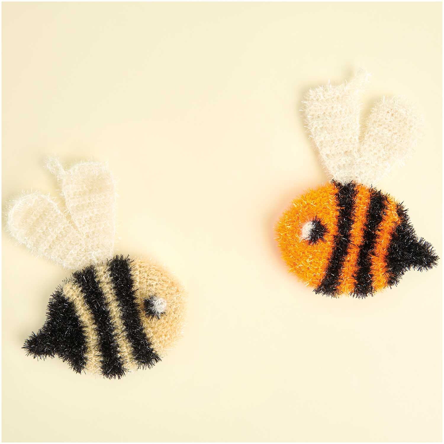 Creative Bubble 50g 90m Farbe Schwarz von Rico Design Creative Bubble: Zwei gestrickte Bienen aus Rico Design Garn, eine in Schwarz, die andere in Orange.