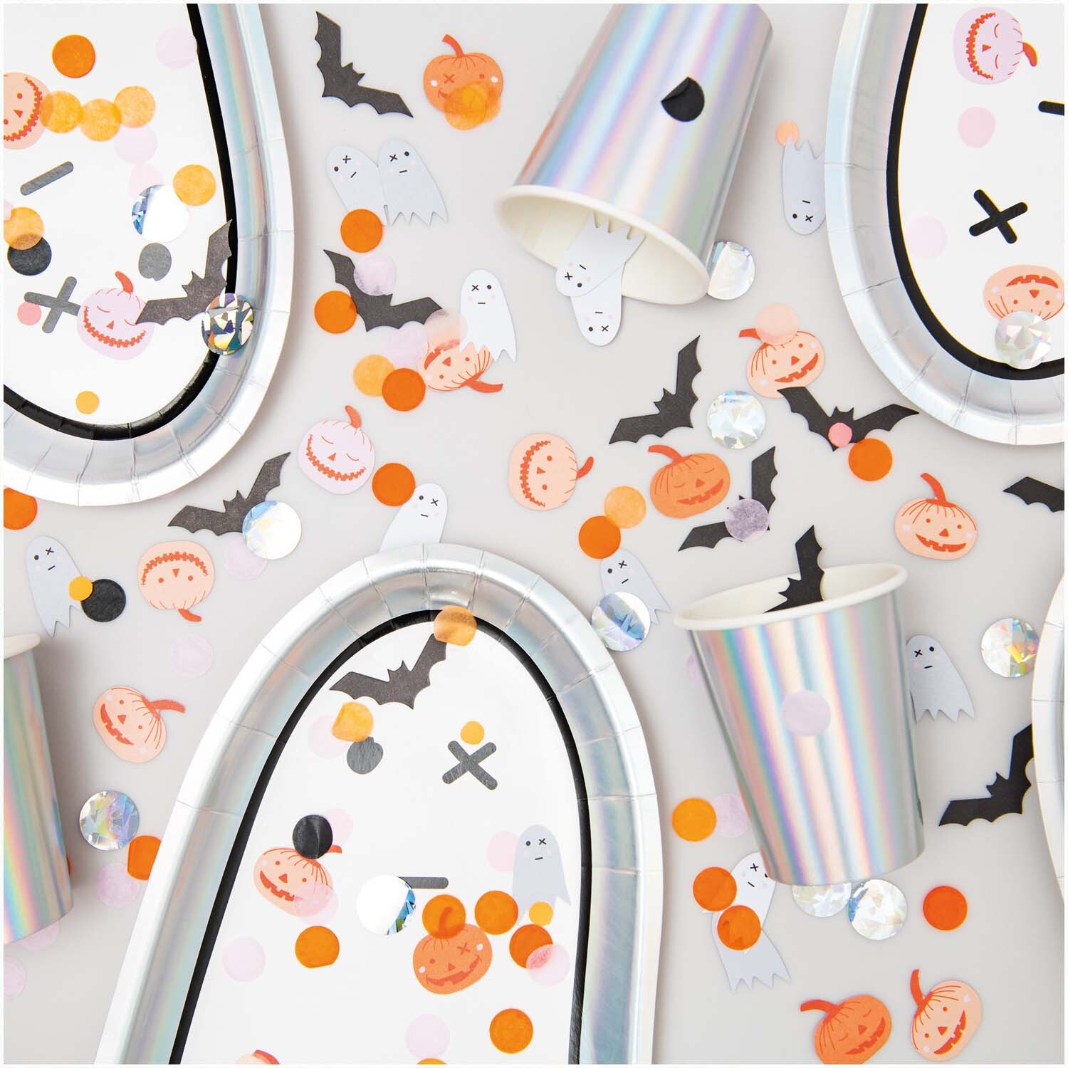 Konfetti Kürbis 40g von Rico Design Konfetti Fledermaus 40g: Bunte Halloween-Konfetti von Rico Design mit Fledermäusen, Gespenstern und Kürbissen auf einem Tisch.