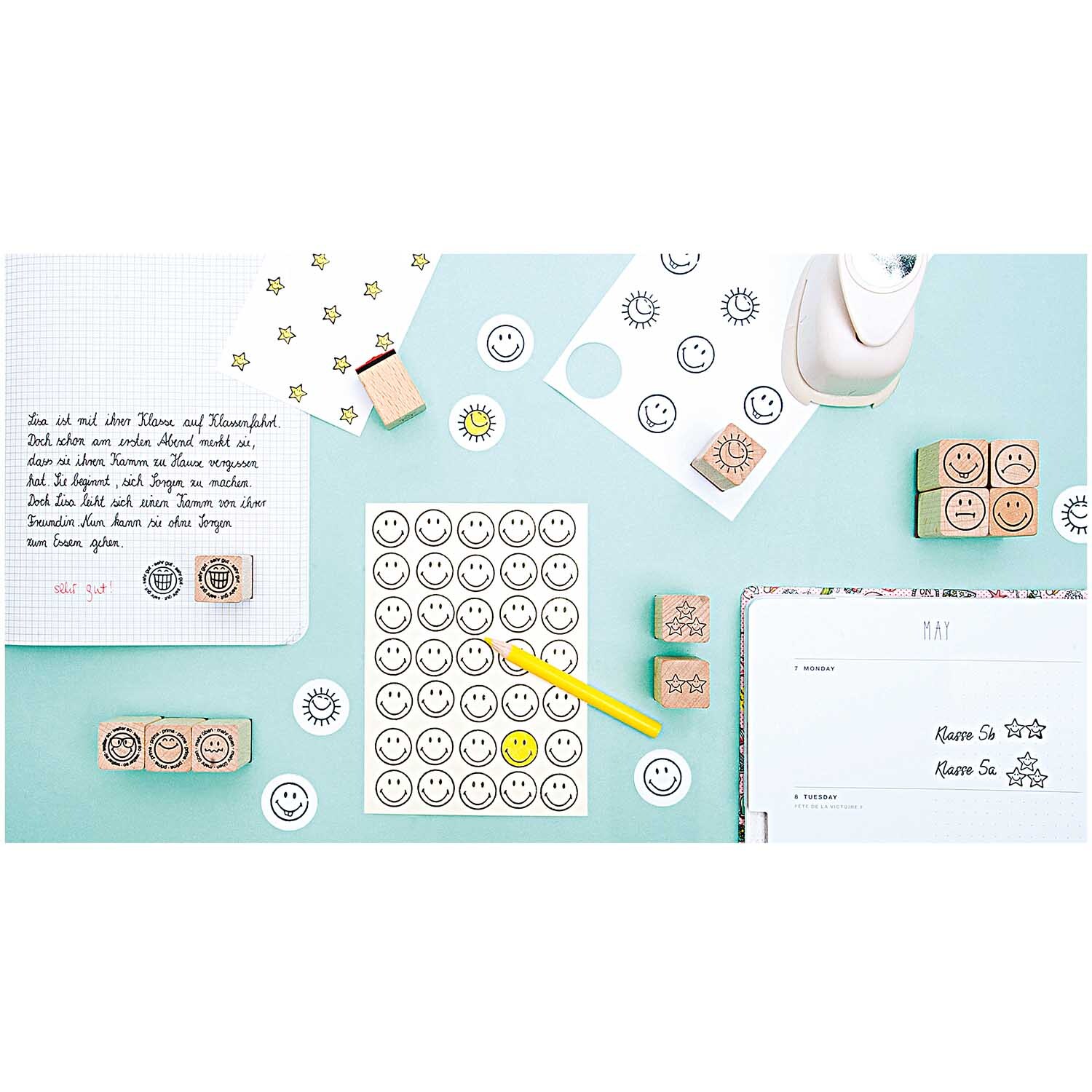 Paper Poetry Stanzer Kreis 3,8cm von Rico Design Paper Poetry Stanzer Kreis 3,8cm auf einem Tisch mit Stempeln, Papier und einem gelben Stift. Ideal für kreative Bastelprojekte.