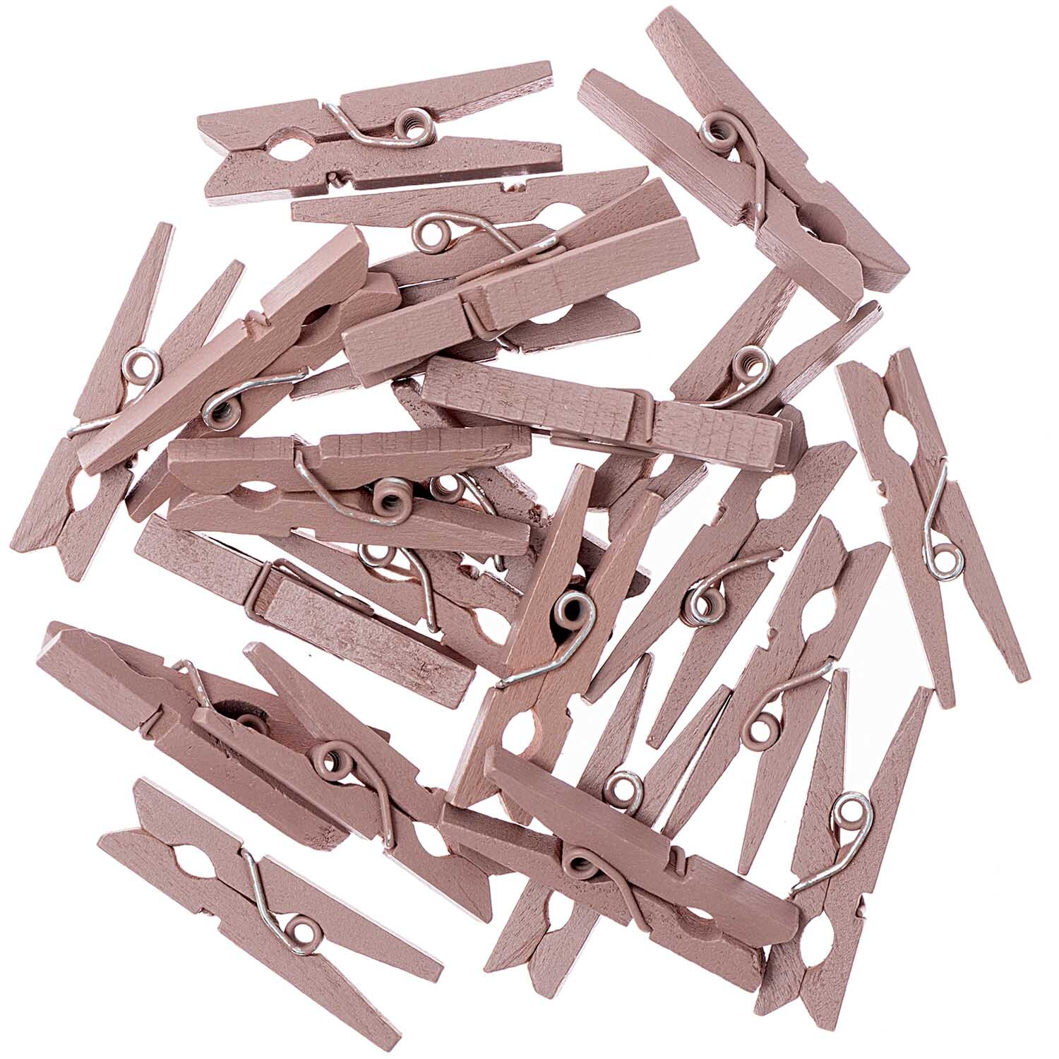 Holzklammern 3cm 24 Stück Farbe Roségold von Rico Design Holzklammern 3cm 24 Stück in Roségold von Rico Design, verstreut auf weißem Hintergrund. Ideal für kreative Projekte.