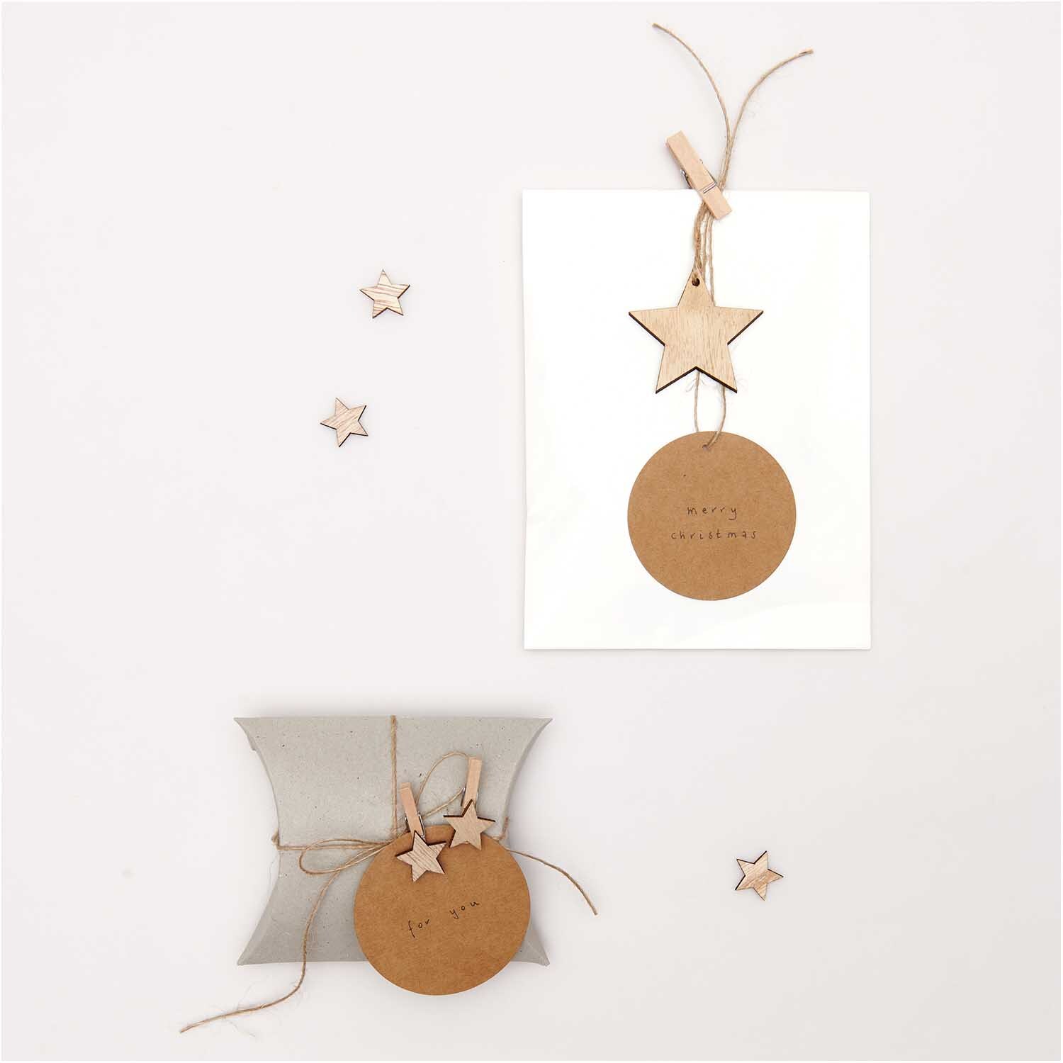 Dekoklammern Stern natur 3cm 8 Stück von Rico Design Dekoklammern Stern natur 3cm 8 Stück von Rico Design, dekoriert auf Geschenkverpackung und Karte.
