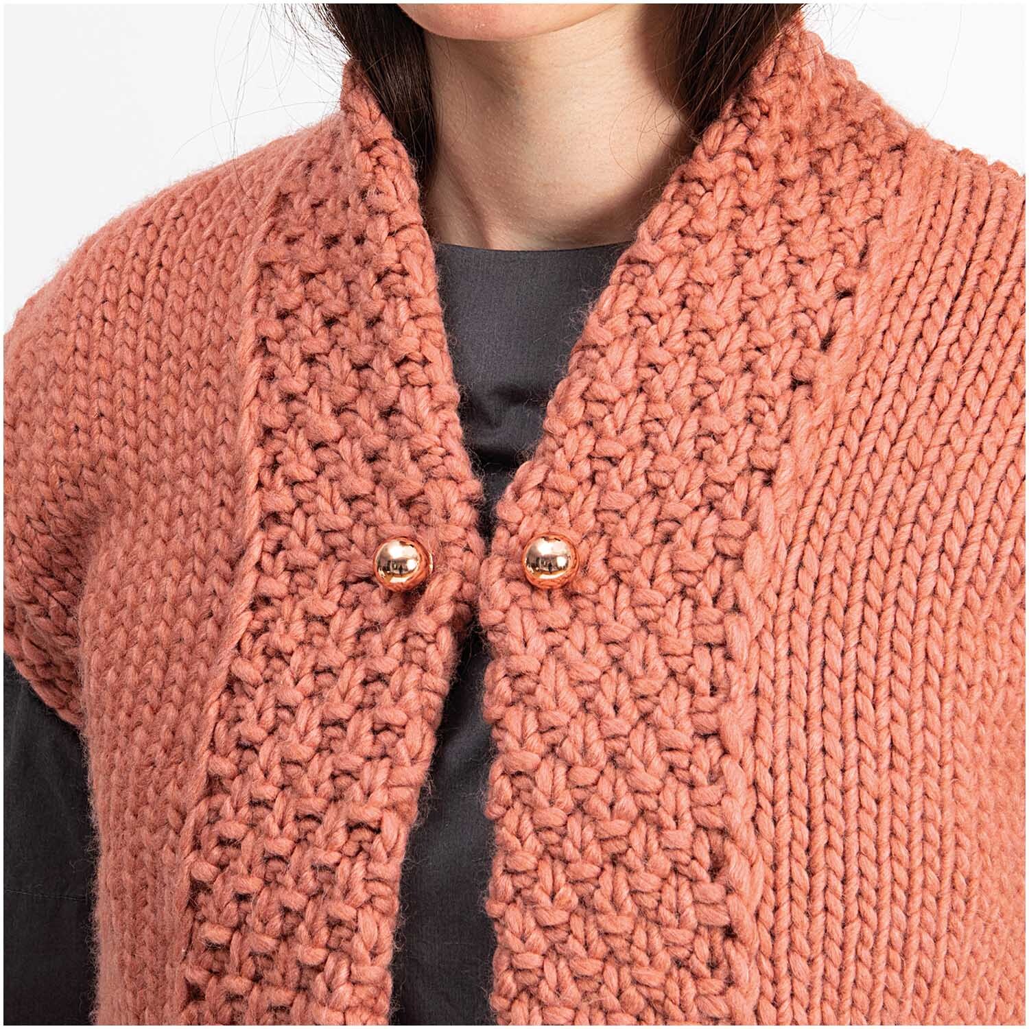 Zwei-Perlen-Pin 65mm 1 Stück Farbe Roségold von Rico Design Zwei-Perlen-Pin 65mm von Rico Design in Roségold an einem gestrickten Cardigan befestigt.