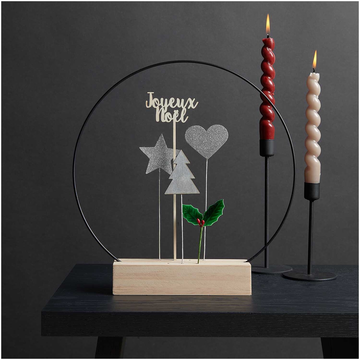 Picker Ilex 17cm 6 Stück: Dekoratives Arrangement mit Stern, Herz und Baum auf Holzständer, umgeben von zwei gedrehten Kerzen.