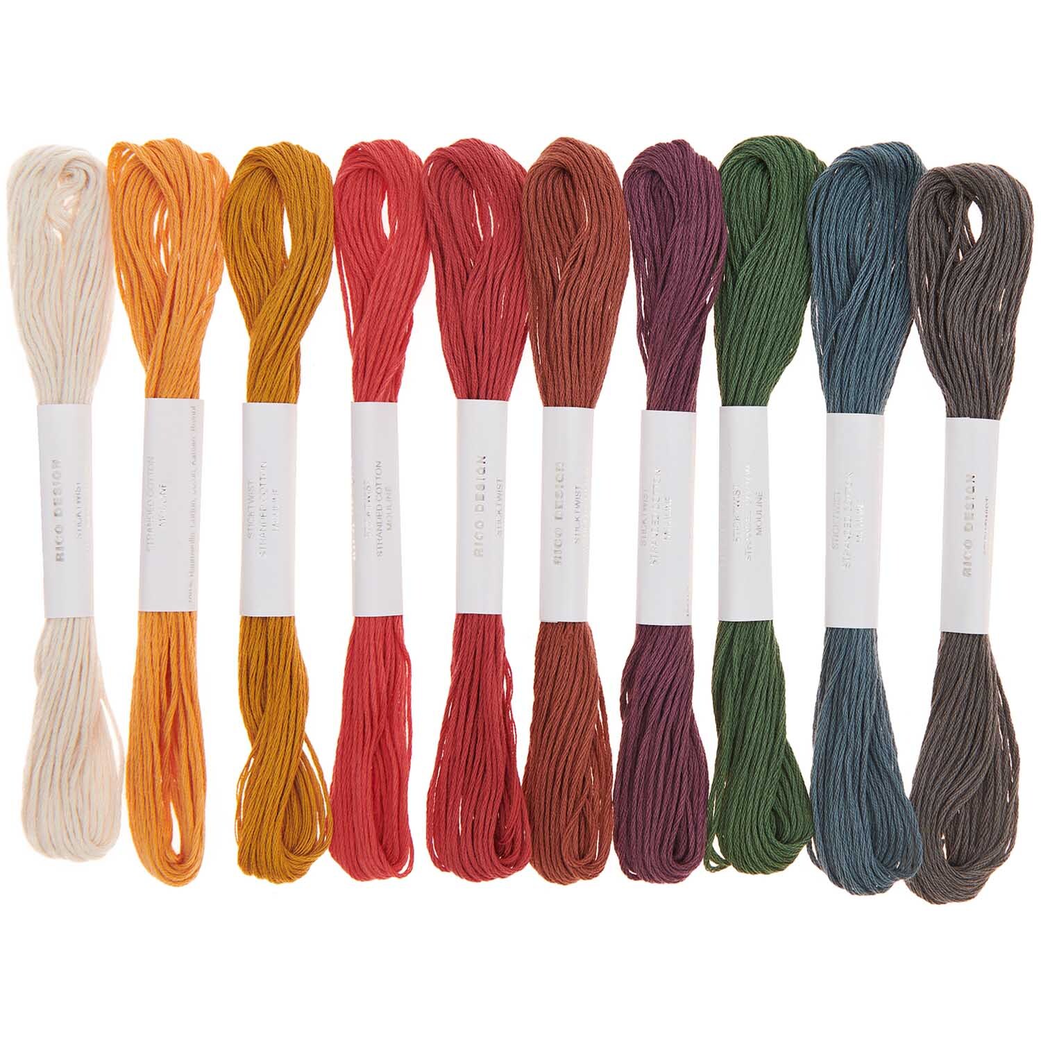 Set de fils à broder Earthy 10 pièces 10-teilig from Rico Design Stickgarn Set Earthy von Rico Design, 10-teilig, zeigt bunte Garnstränge in Erdtönen.