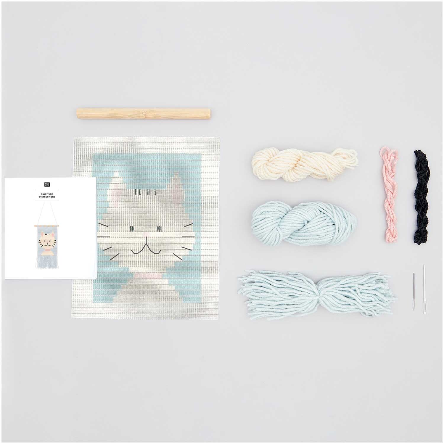 Kit de broderie Longstitch chat 18x30cm from Rico Design Longstitch Stickpackung Katze mit Garnen und Nadeln von Rico Design, ideal für kreative Projekte.