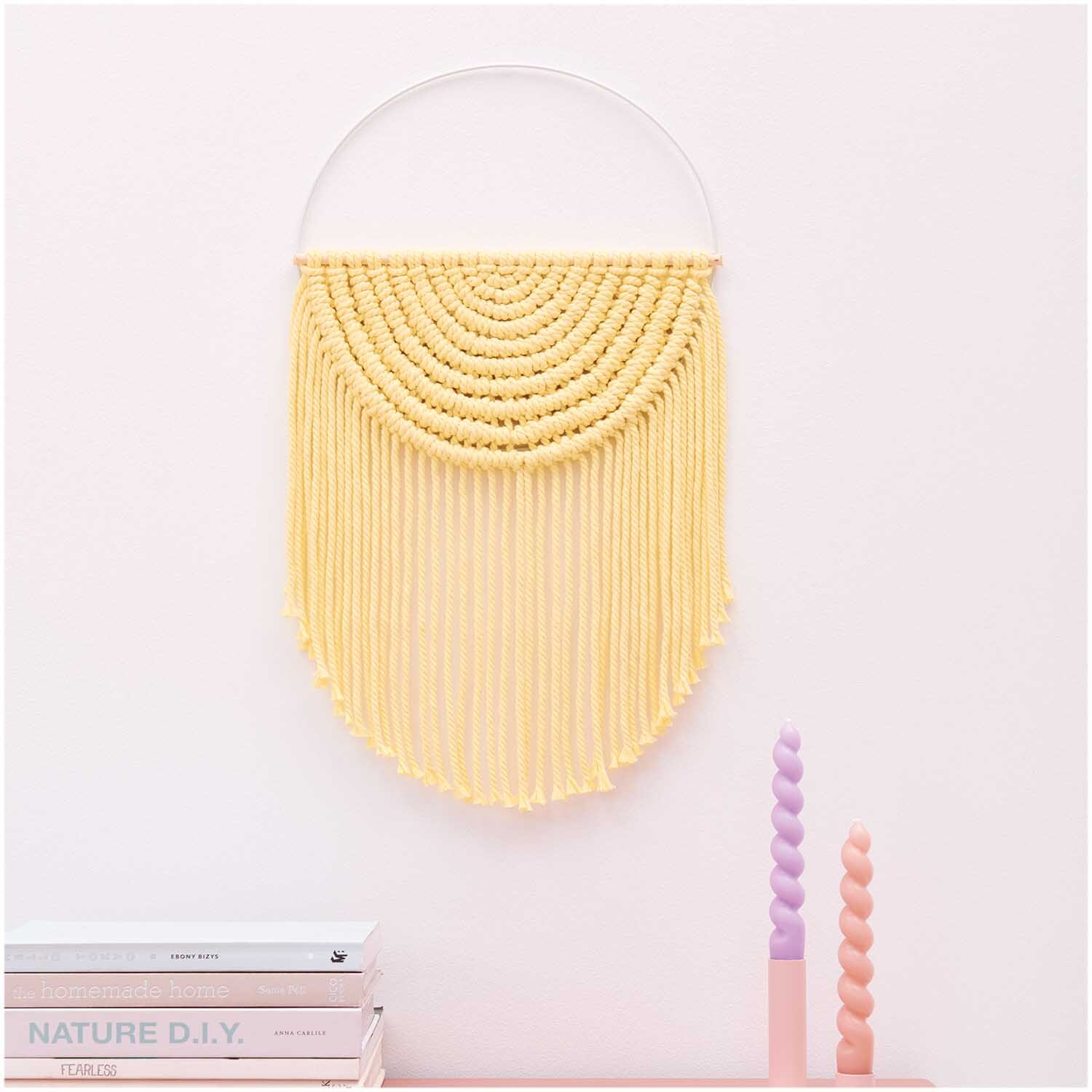 Creative Cotton Cord Makramee-Garn in Pastellgelb, dekorativ an einem Ring aufgehängt, ideal für DIY-Projekte.