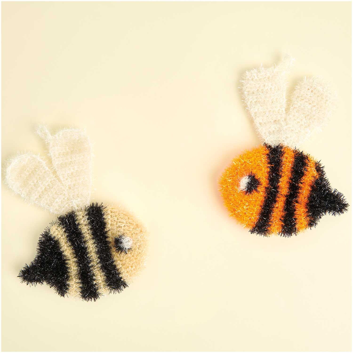 Creative Bubble: Zwei gestrickte Bienen aus flauschigem Garn in Creme und Orange von Rico Design.