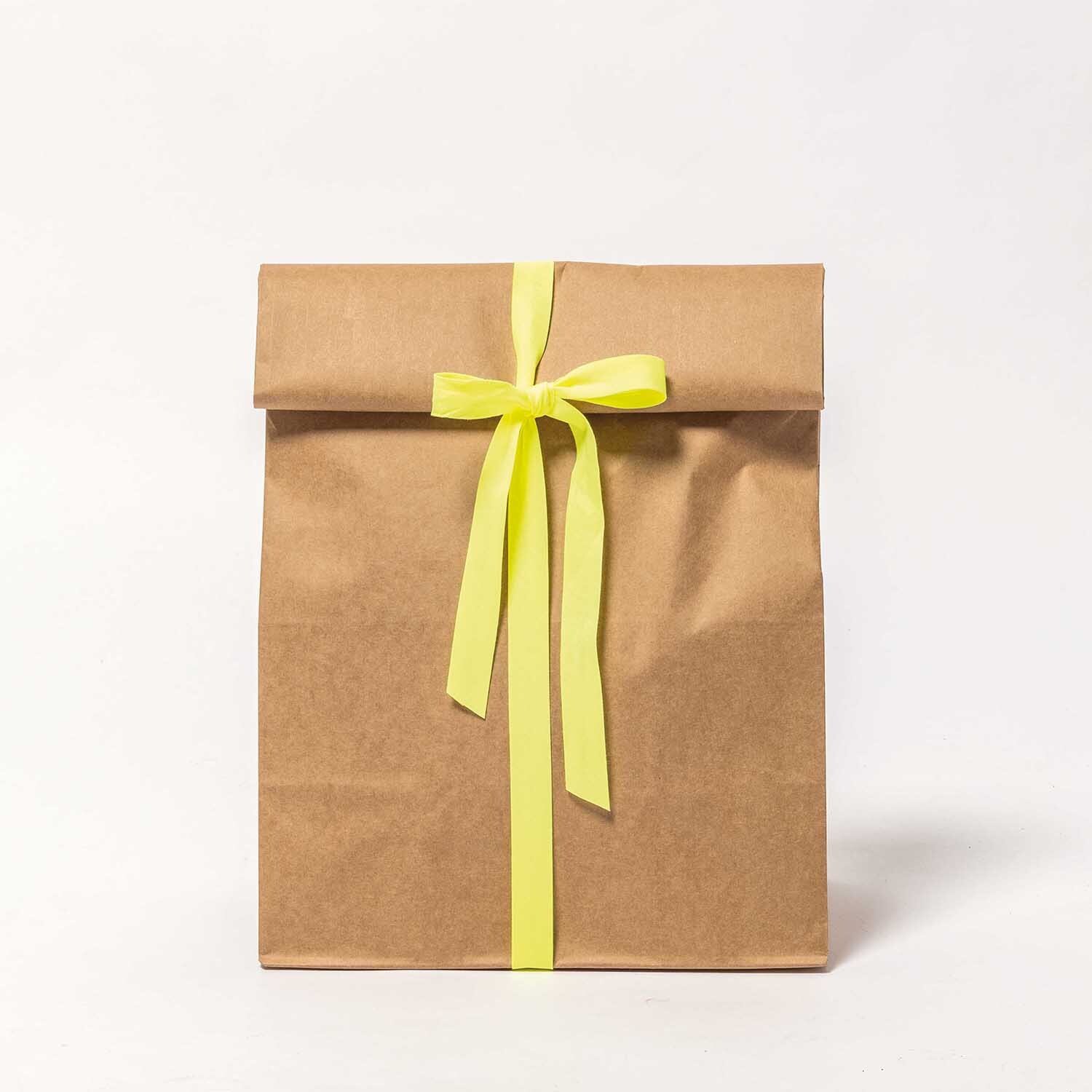 Paper Poetry Maxi-Blockbodenbeutel XL 76x32x18cm 1 Stück Farbe Braun von Rico Design Paper Poetry Maxi-Blockbodenbeutel XL mit gelber Schleife, ideal für Geschenke, 76x32x18cm.