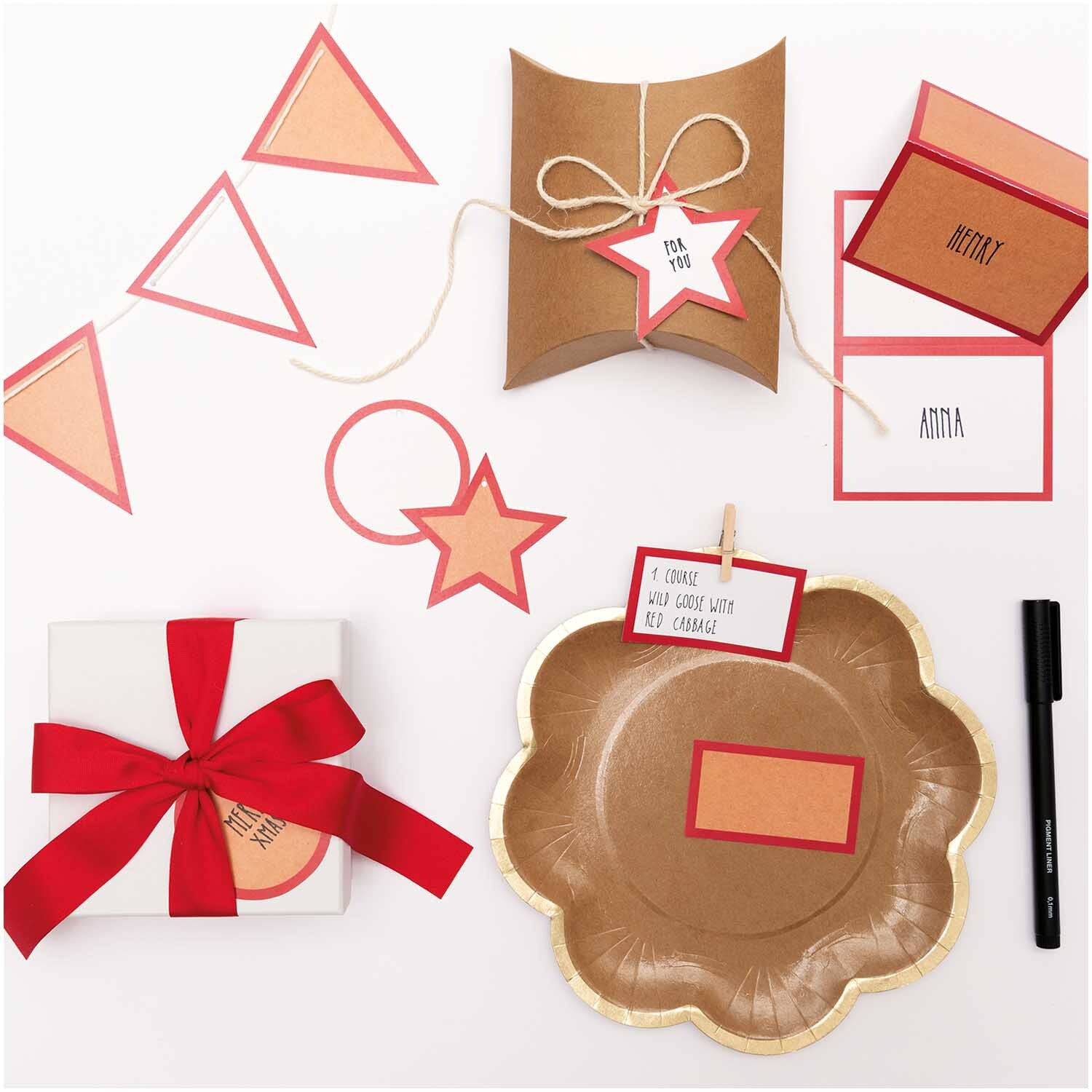 Paper Poetry Papierkärtchen mit Hot Foil, dekoriert mit roten Akzenten und Geschenkverpackungen. Ideal für kreative Bastelprojekte.