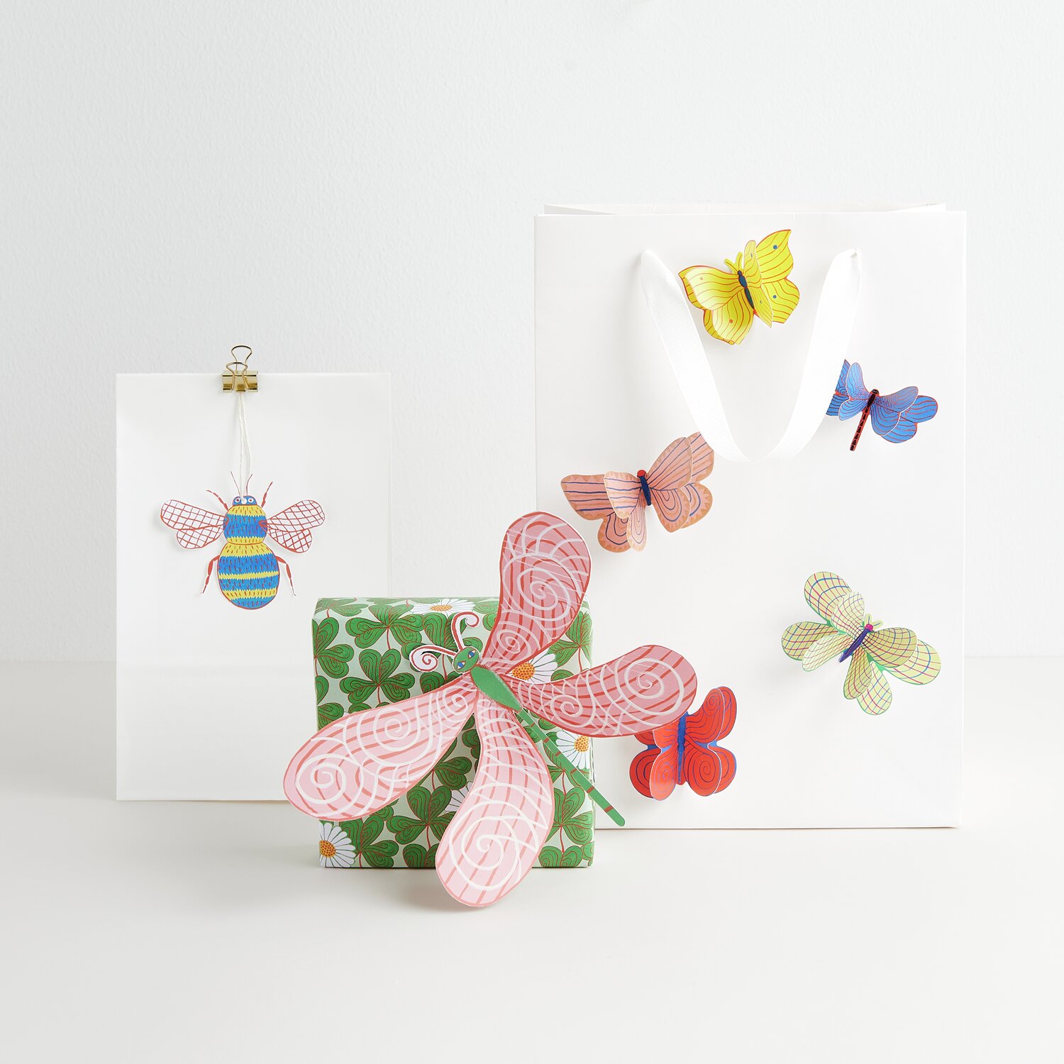 Sticker Midsommar Magic Insekten 100 Stück von Rico Design Sticker Midsommar Magic Insekten: Bunte Insektensticker auf Geschenkverpackung und Karte. Ideal für kreative Dekorationen.