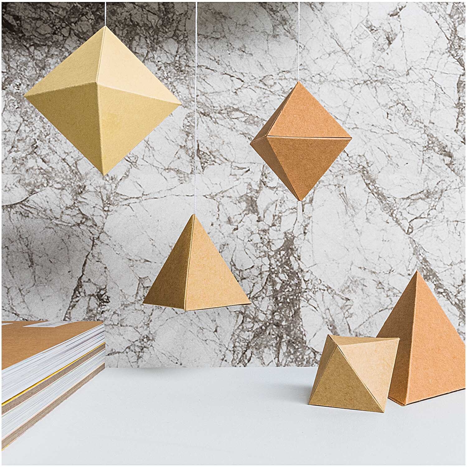 Paper Poetry Kraftpapier Block DIN A4 30 Blatt von Rico Design Paper Poetry Kraftpapier Block DIN A4 30 Blatt zeigt geometrische Formen aus braunem Papier vor einer Marmorwand. Ideal für kreative Bastelprojekte.