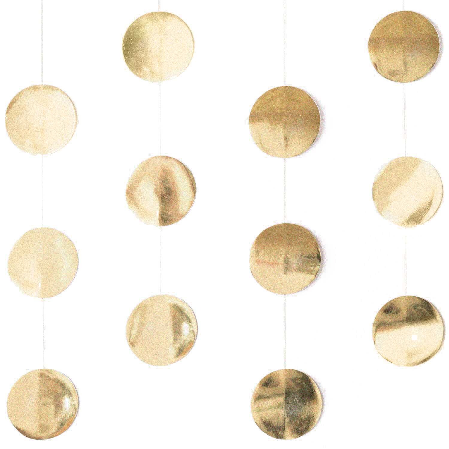 Genähte Girlande Kreise 8cm gold 1,7m von Rico Design: Goldene Kreise an Fäden, dekorativ hängend.