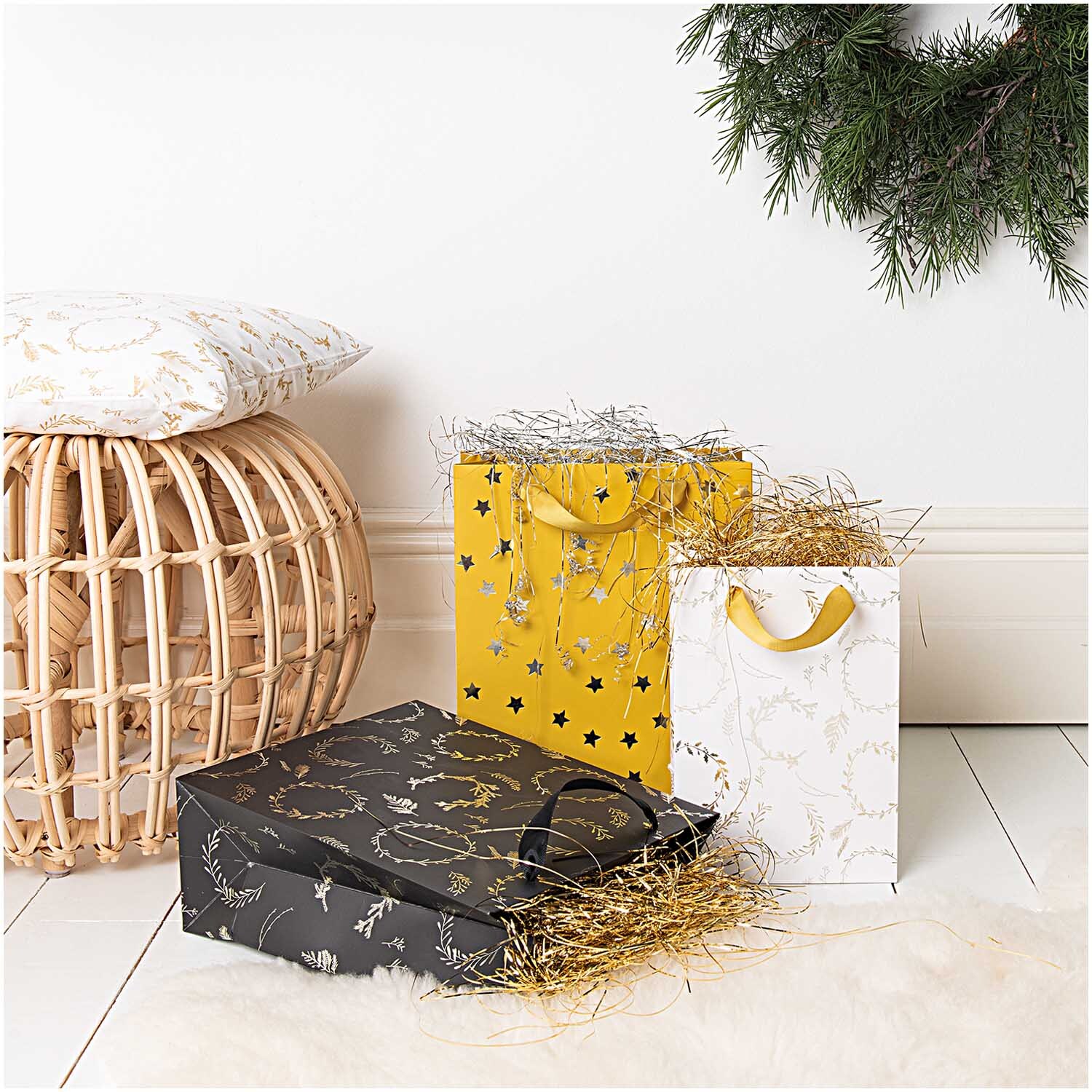 Paper Poetry Geschenktüte Nostalgic Christmas Sterne senf 26x32x12cm von Rico Design