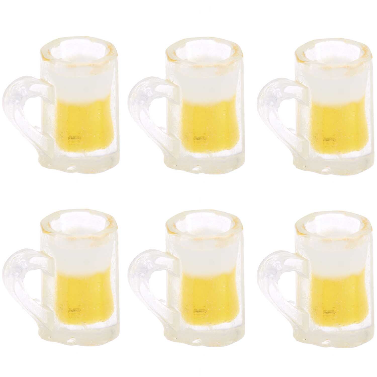 Miniatur Biergläser 6 Stück von Rico Design, transparent mit gelbem Inhalt, in zwei Reihen angeordnet. Ideal für Sammler und Dekoration.