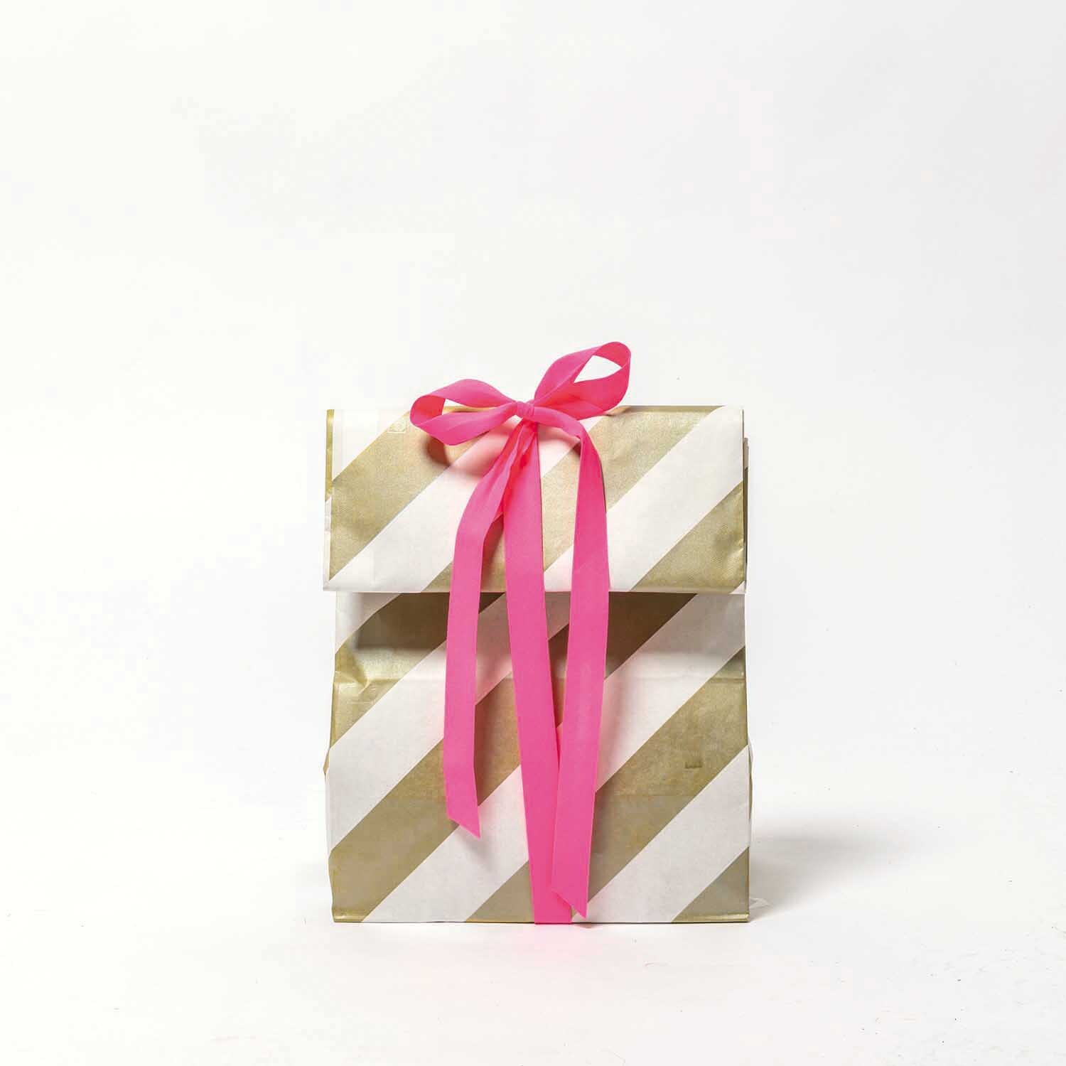 Paper Poetry Ripsband 16mm 3m Farbe Neonpink von Rico Design Paper Poetry Ripsband 16mm 3m: Geschenkverpackung mit gold-weißen Streifen und rosa Schleife. Ideal für kreative Dekorationen.
