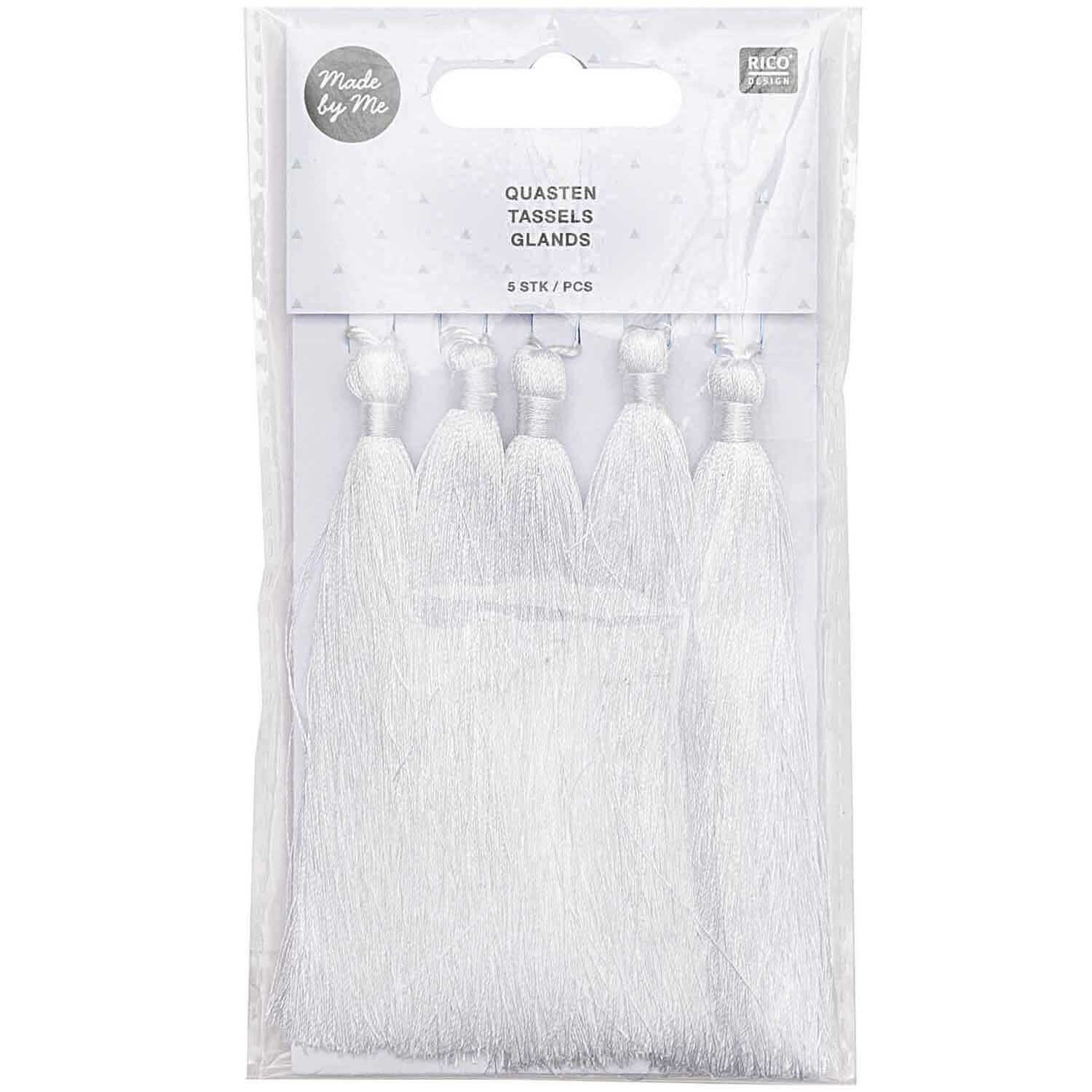 Quasten fein 9cm 5 Stück von Rico Design in Weiß, verpackt in einer transparenten Hülle. Ideal für kreative Bastelprojekte.