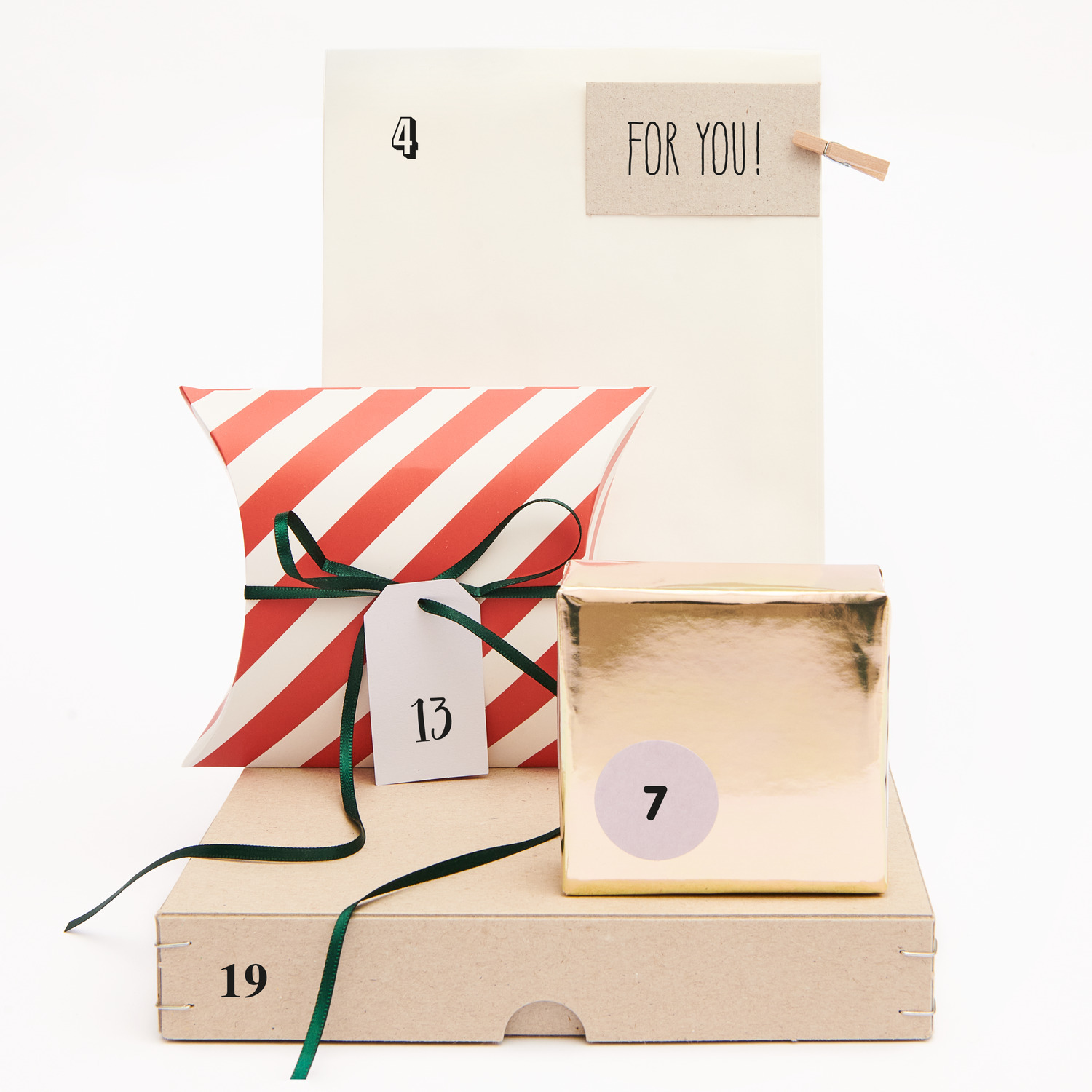 Paper Poetry Stempelset Adventskalenderzahlen: Verschiedene Geschenkboxen mit Zahlen, ideal für kreative Adventskalender.