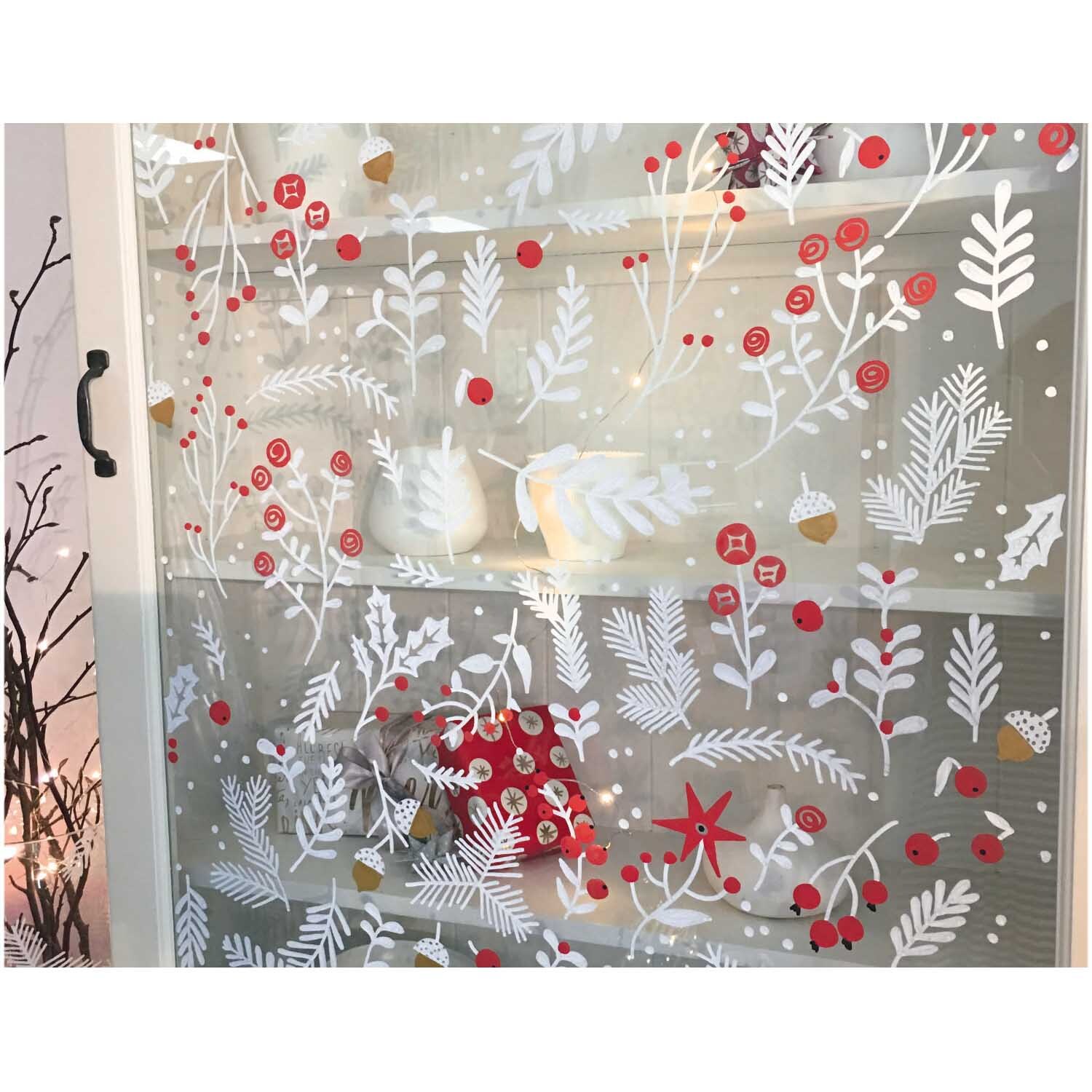 Vorlagenmappe Classical Christmas Fenster- und Glasmalerei mit Kreidestiften von Rico Design Vorlagenmappe Classical Christmas: Fenster mit festlichen roten und weißen Motiven bemalt, ideal für kreative Glasmalerei.