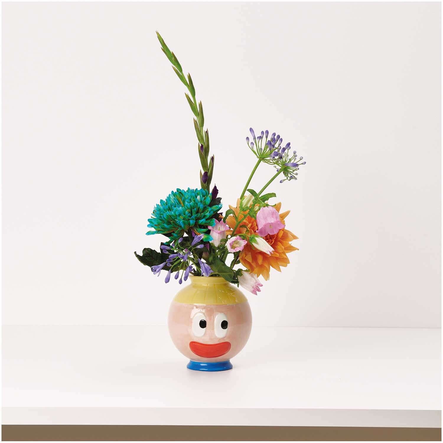 Rico Design x Redfries Keramik Vase Eye Candy Größe 16cm von Rico Design Rico Design x Redfries Keramik Vase Eye Candy mit bunten Blumen und fröhlichem Gesichtsmotiv.