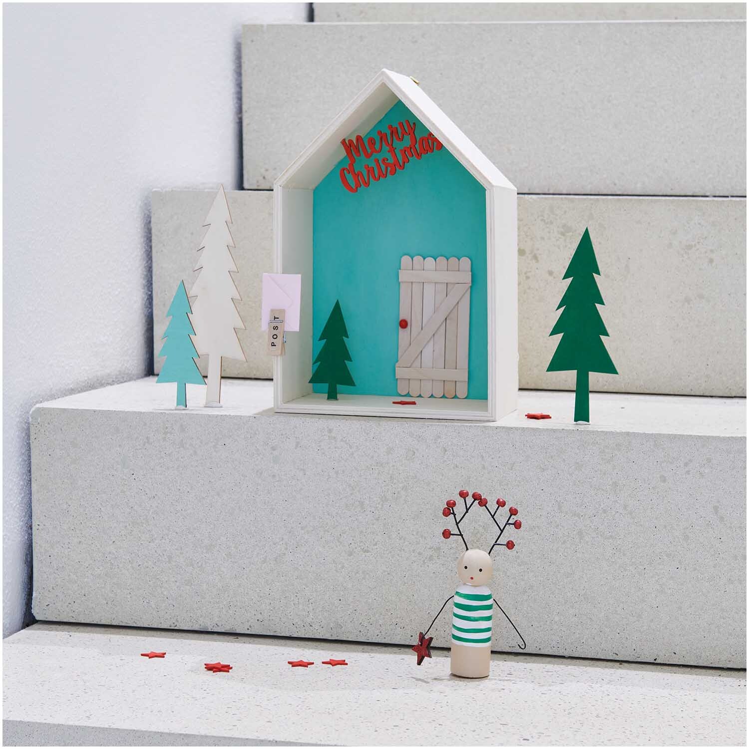 Holzdeko-Set Wald für XL-Dekohaube 6-teilig von Rico Design Holzdeko-Set Wald für XL-Dekohaube: Weihnachtliche Szene mit Bäumen und Figur auf Treppe. Marke Rico Design.