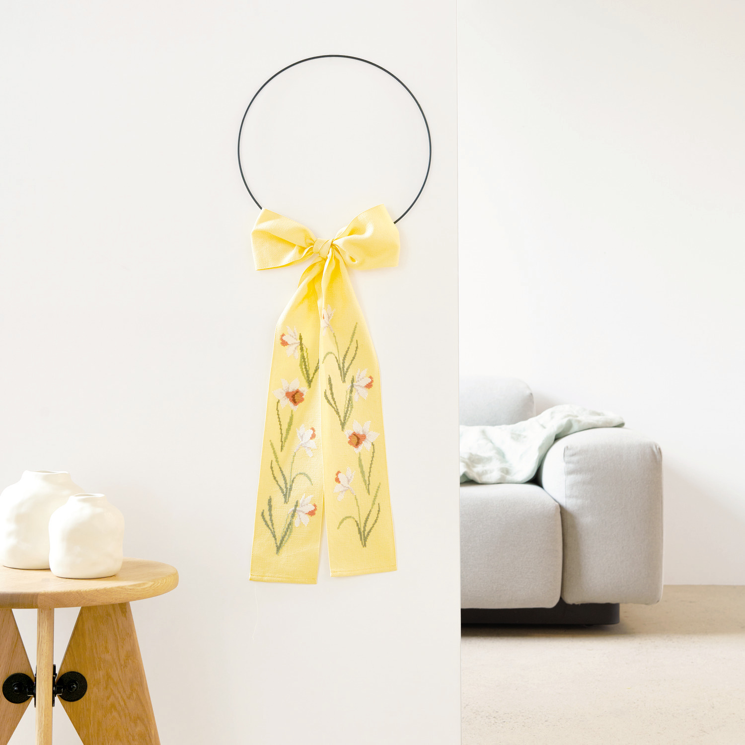 Paquet à broder Narcisse 10x170cm from Rico Design Stickpackung Schleife Narzissen zeigt eine elegante Stickerei mit Narzissenmotiv auf einem 10x170cm großen Stoff von Rico Design.