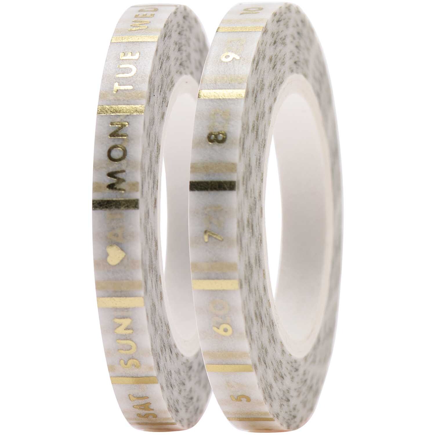 Paper Poetry Tapes Wochentage & Datum weiß-gold 5mm 10m 2 Stück von Rico Design Paper Poetry Tapes mit Wochentagen und Datum, 5mm x 10m, 2 Stück, zeigen goldene Zahlen auf weißem Hintergrund.