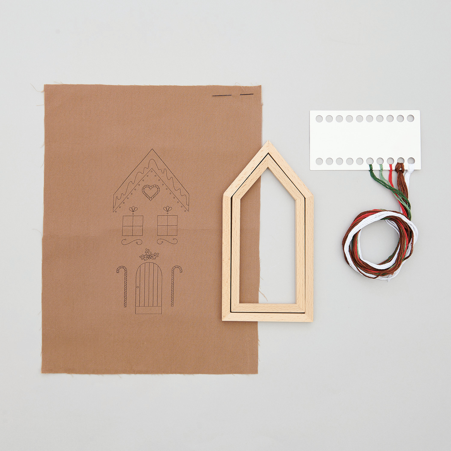 Stickpackung Lebkuchenhaus klein vorgezeichnet 9x18cm von Rico Design Stickpackung Lebkuchenhaus klein vorgezeichnet: Stoff mit Lebkuchenhaus-Motiv, Holzrahmen und Garn von Rico Design. Ideal für kreative Handarbeiten.