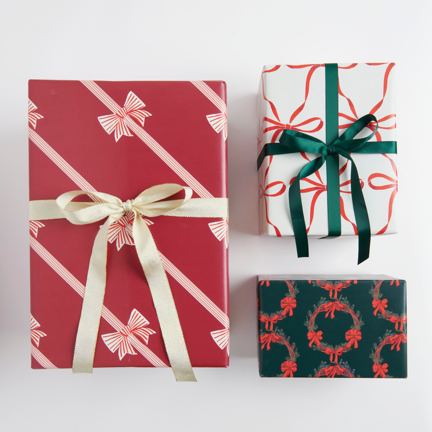 Geschenkpapier mit Schleifen Classic 70cm 2m 80g/m² von Rico Design Geschenkpapier mit Schleifen und Kränzen, dekoriert mit Satinband, in festlichen Farben.