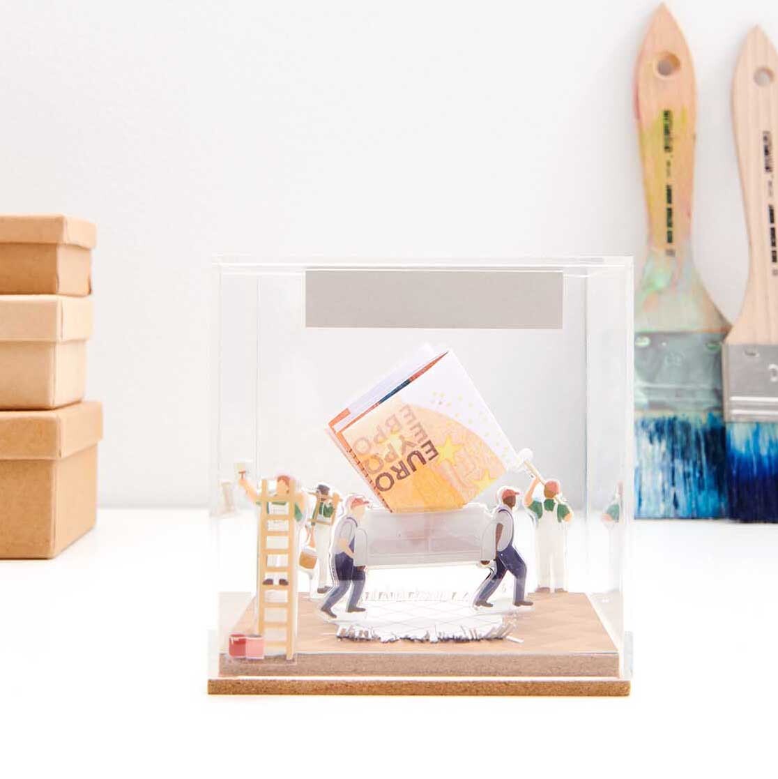 Figurico Gelsticker Umzug von Rico Design Figurico Gelsticker Umzug: Miniatur-Szene mit Figuren, die einen Karton tragen. Hintergrund mit Pinseln.