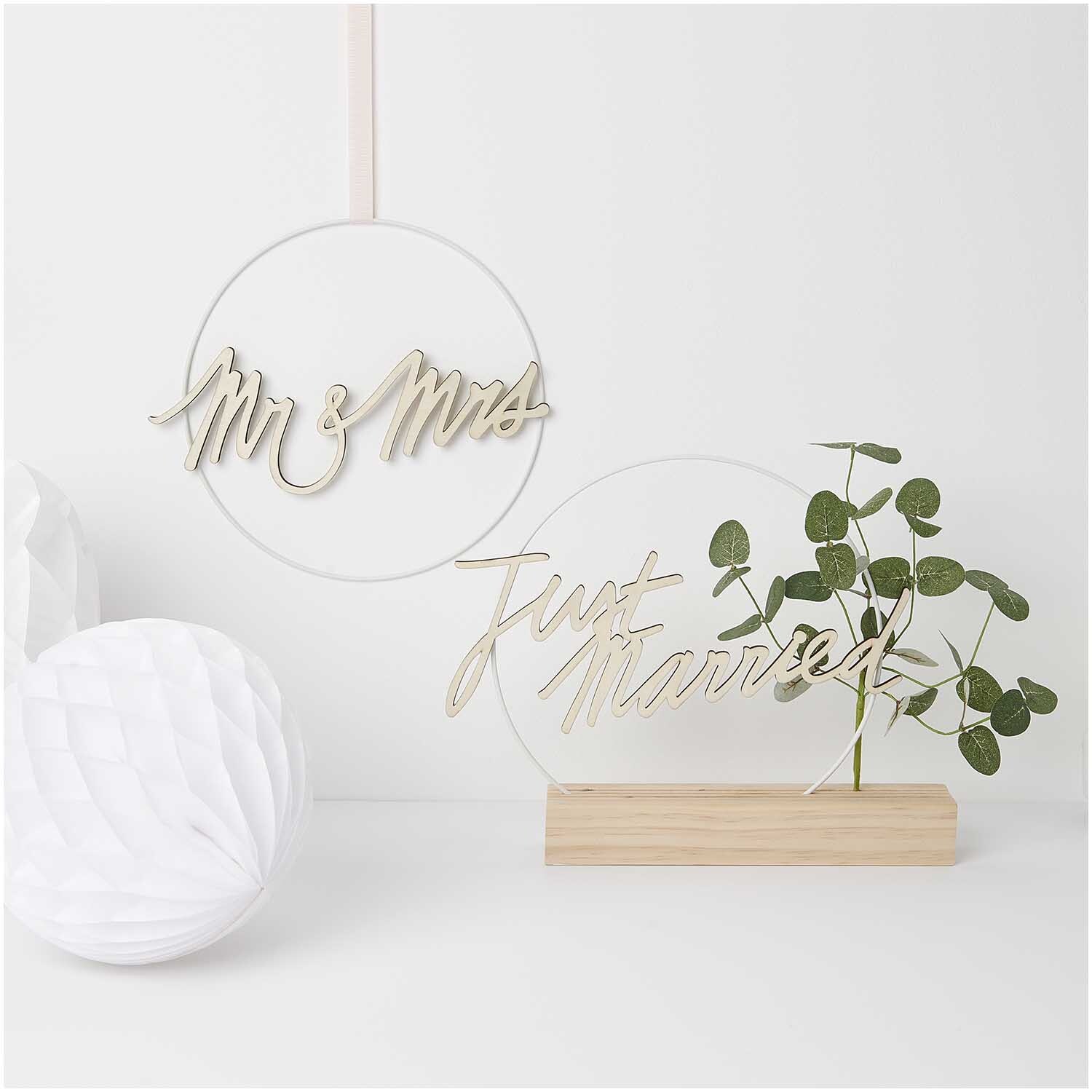 Eukalyptuszweig 26cm grasgrün von Rico Design in Vase neben Holzschild mit "Just Married" und "Mr & Mrs" Schriftzug.