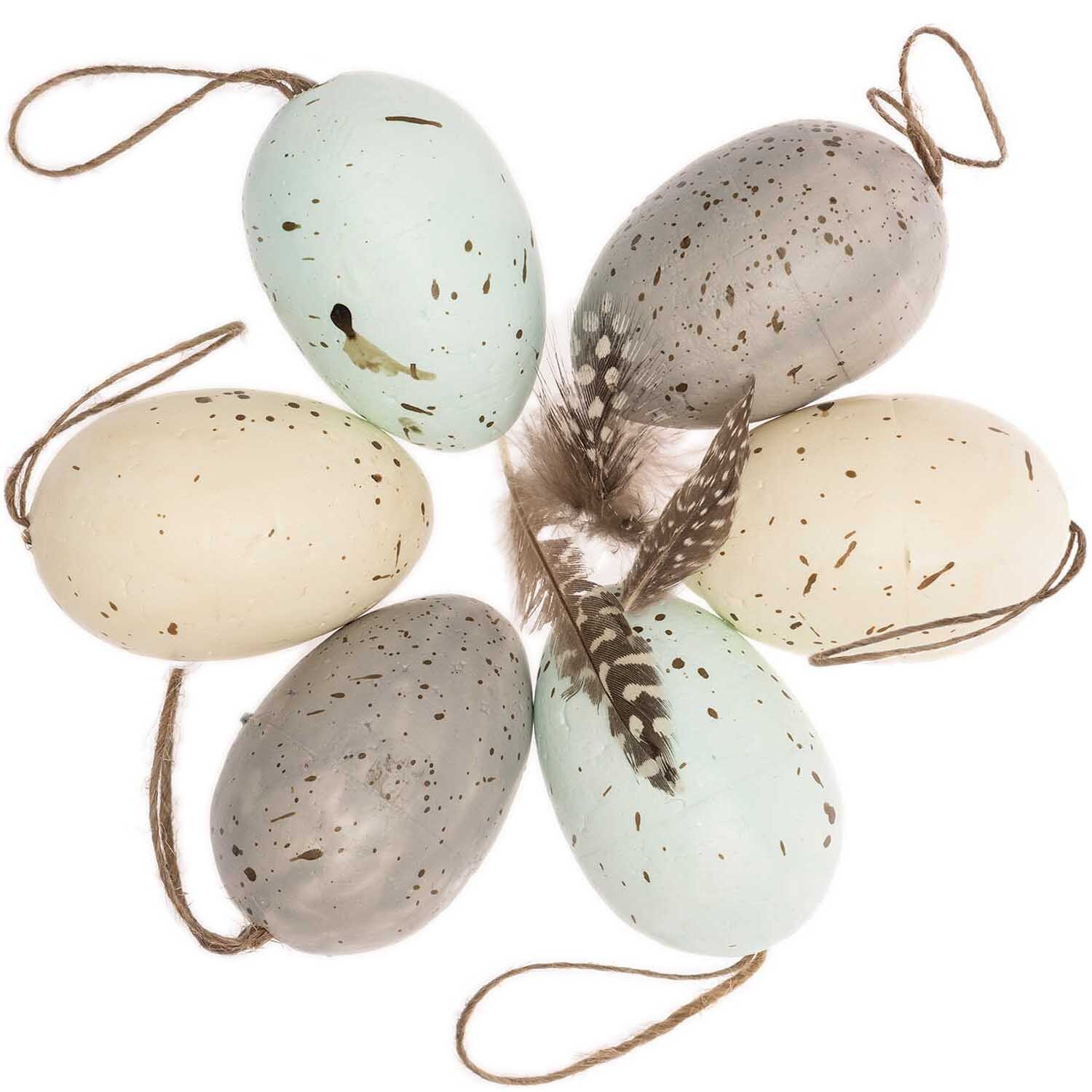 Eier mit Federn pastell Mix 6cm 6 Stück von Rico Design, dekorative pastellfarbene Ostereier mit Federn, ideal für Frühlingsdekorationen.