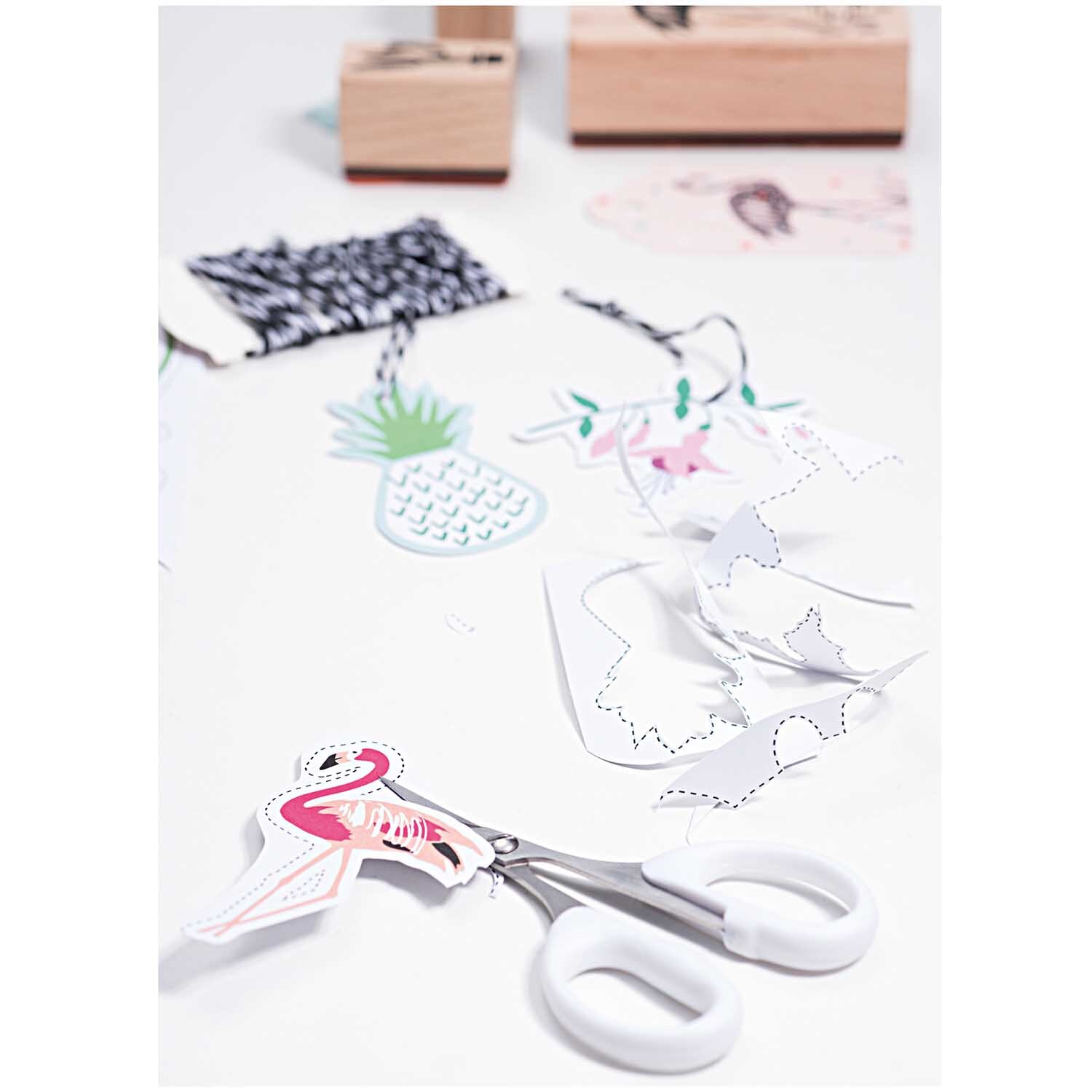 Präzisionsschere klein 10cm von Rico Design Präzisionsschere klein 10cm von Rico Design schneidet filigrane Papiermotive auf einem Tisch.