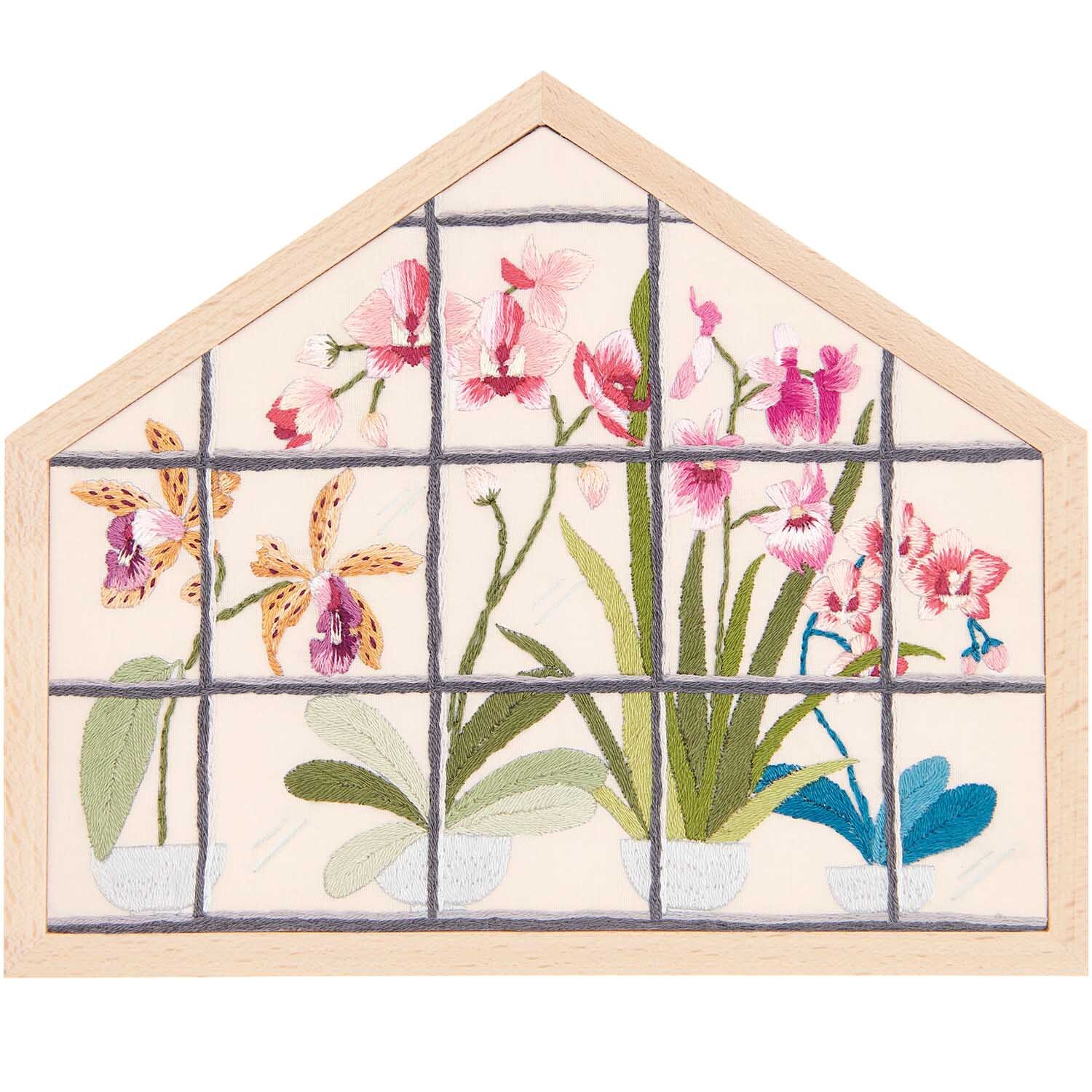 Stickpackung Orchideen klein vorgezeichnet zeigt bunte Orchideen in einem Holzrahmen von Rico Design.