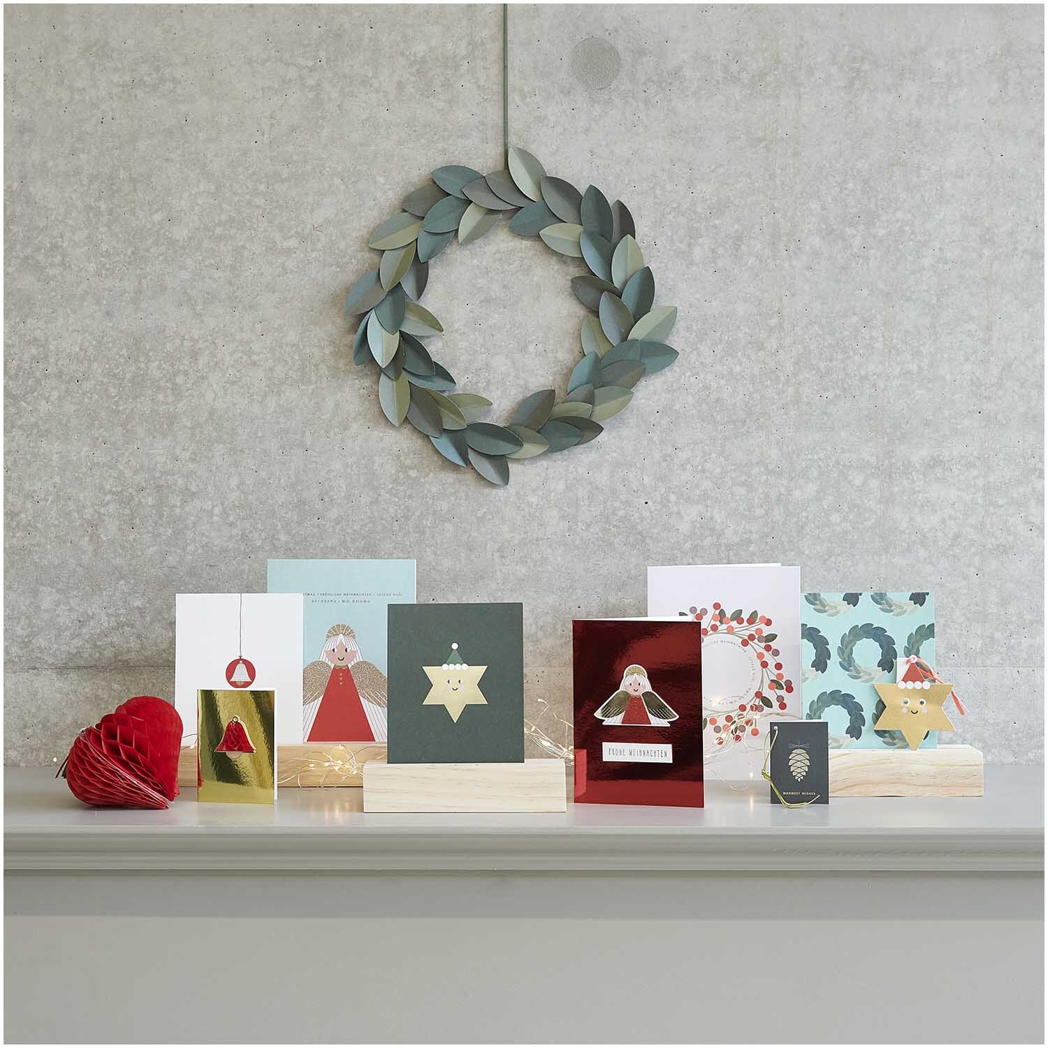 Paper Poetry Kärtchenanhänger Christmas in festlicher Szene mit Karten und Dekorationen.