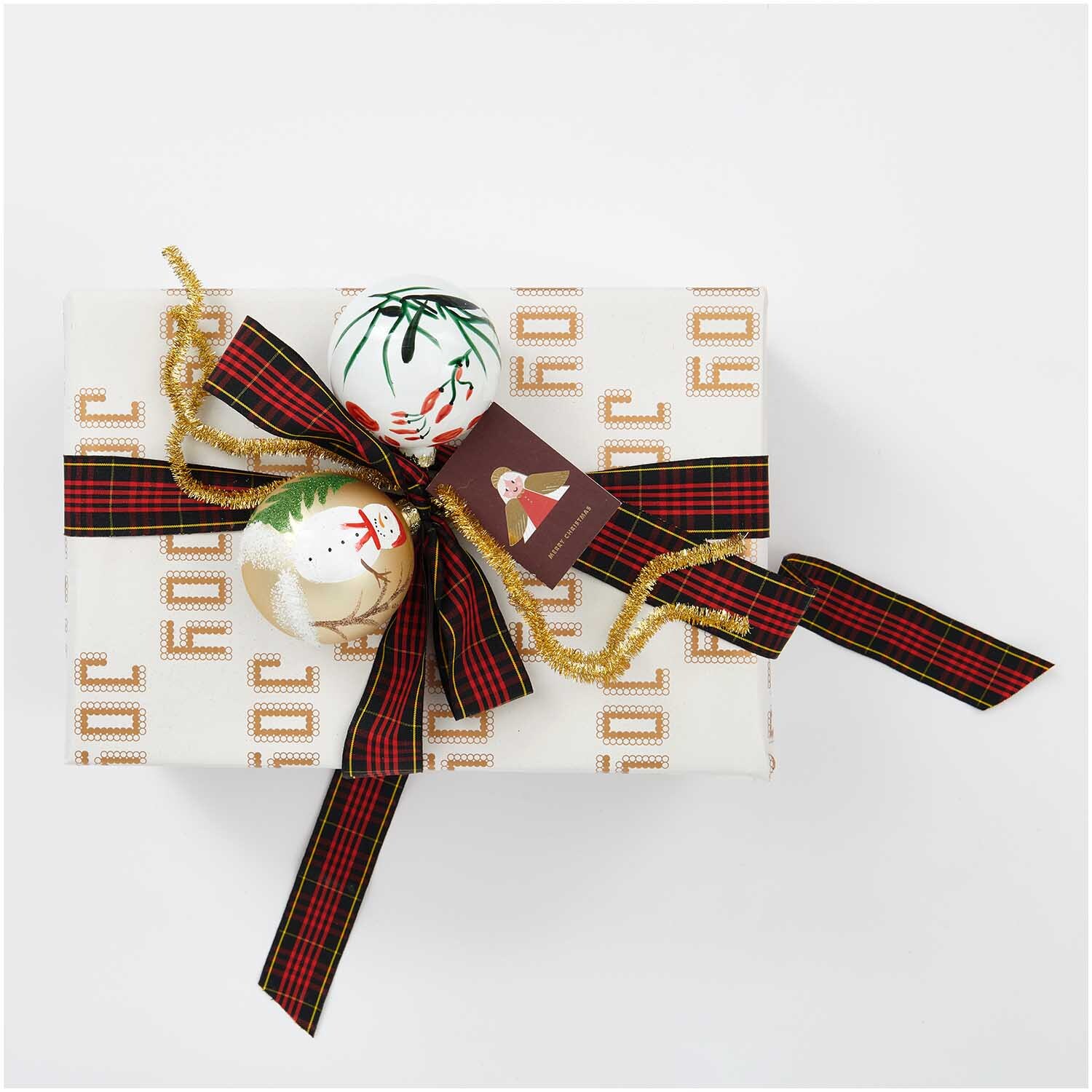Paper Poetry Karoband grün-rot-weiß 16mm 3m von Rico Design Paper Poetry Karoband verziert ein Geschenk mit weihnachtlichem Muster und goldener Schleife.