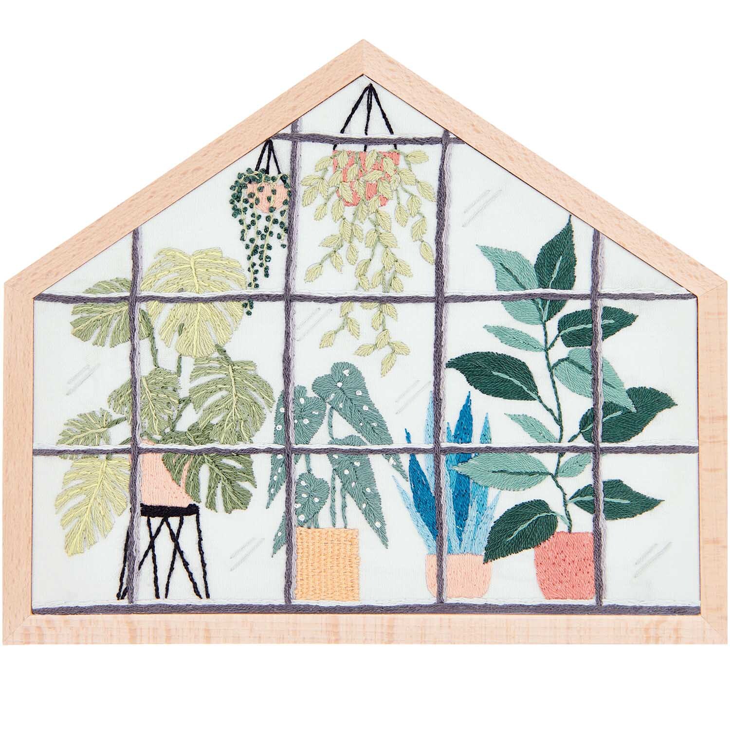 Stickpackung Urban Jungle klein vorgezeichnet zeigt Pflanzen in Töpfen vor einem Fenster. Marke: Rico Design. Größe: 20x16,5cm.