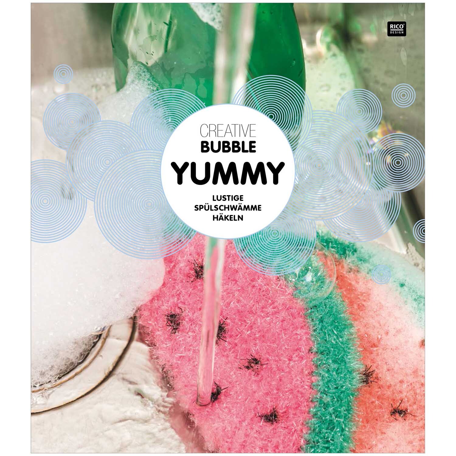 Creative Bubble Yummy: Bunte Spülschwämme in Wasser mit Schaum, ideal zum Häkeln von lustigen Designs.
