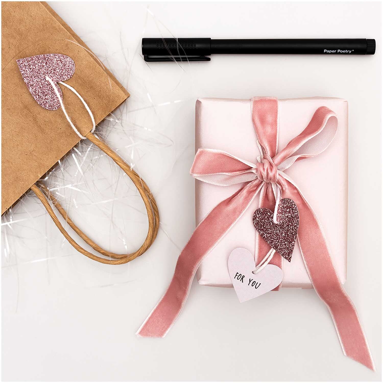 Paper Poetry Papieranhänger Herzen Glitter rosa 3x3,5cm 24 Stück von Rico Design Paper Poetry Papieranhänger Herzen Glitter rosa dekorieren ein Geschenk mit Schleife und Tüte.