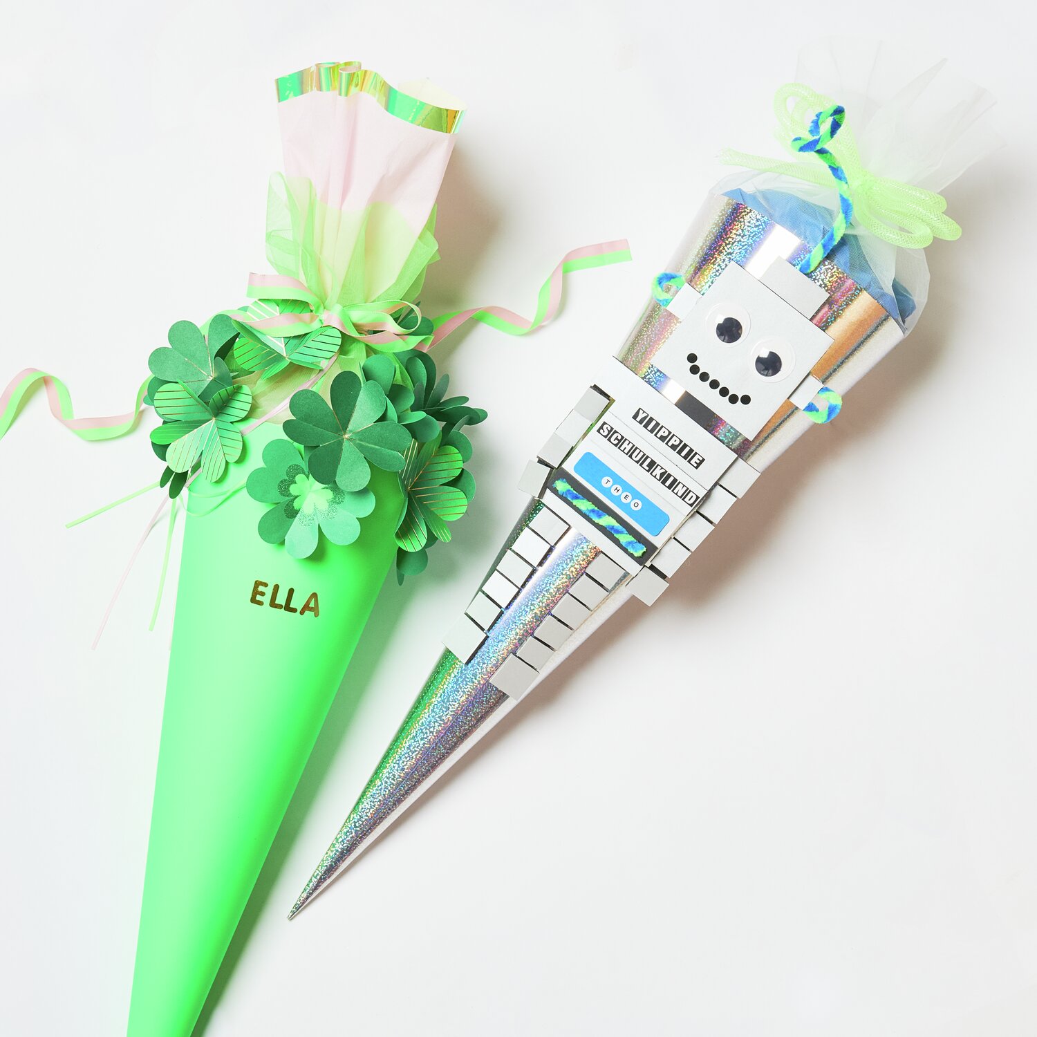 Schultüte Rohling mit Tüllverschluss Neon 70cm Farbe Neon Grün von Rico Design Schultüte Rohling mit Tüllverschluss Neon, 70cm, von Rico Design. Zwei bunte Schultüten, eine mit Kleeblatt-Dekor, die andere mit Roboter-Motiv.