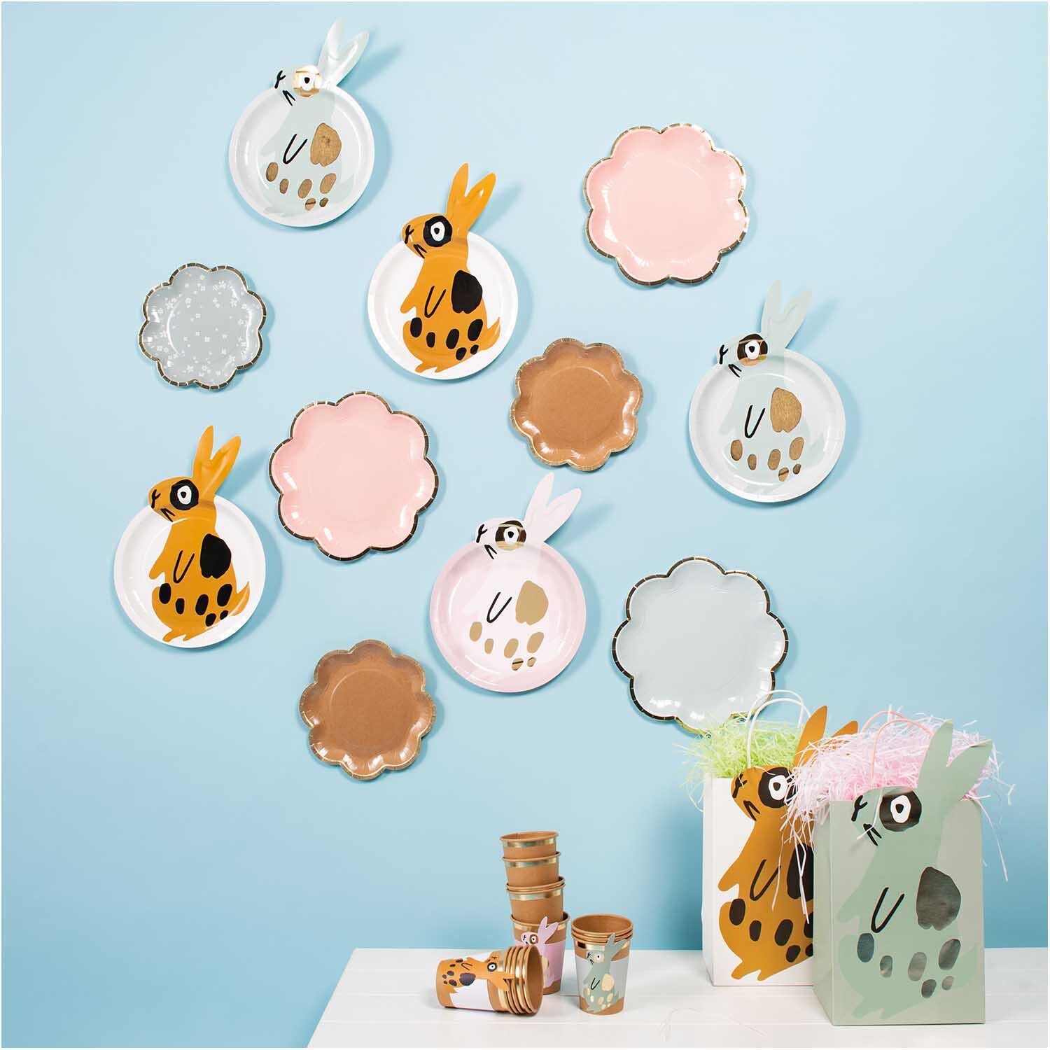 Pappteller Blume Blüten grau 21cm 12 Stück von Rico Design Pappteller Blume Blüten grau 21cm 12 Stück von Rico Design, dekoriert mit Hasenmotiven an einer blauen Wand.