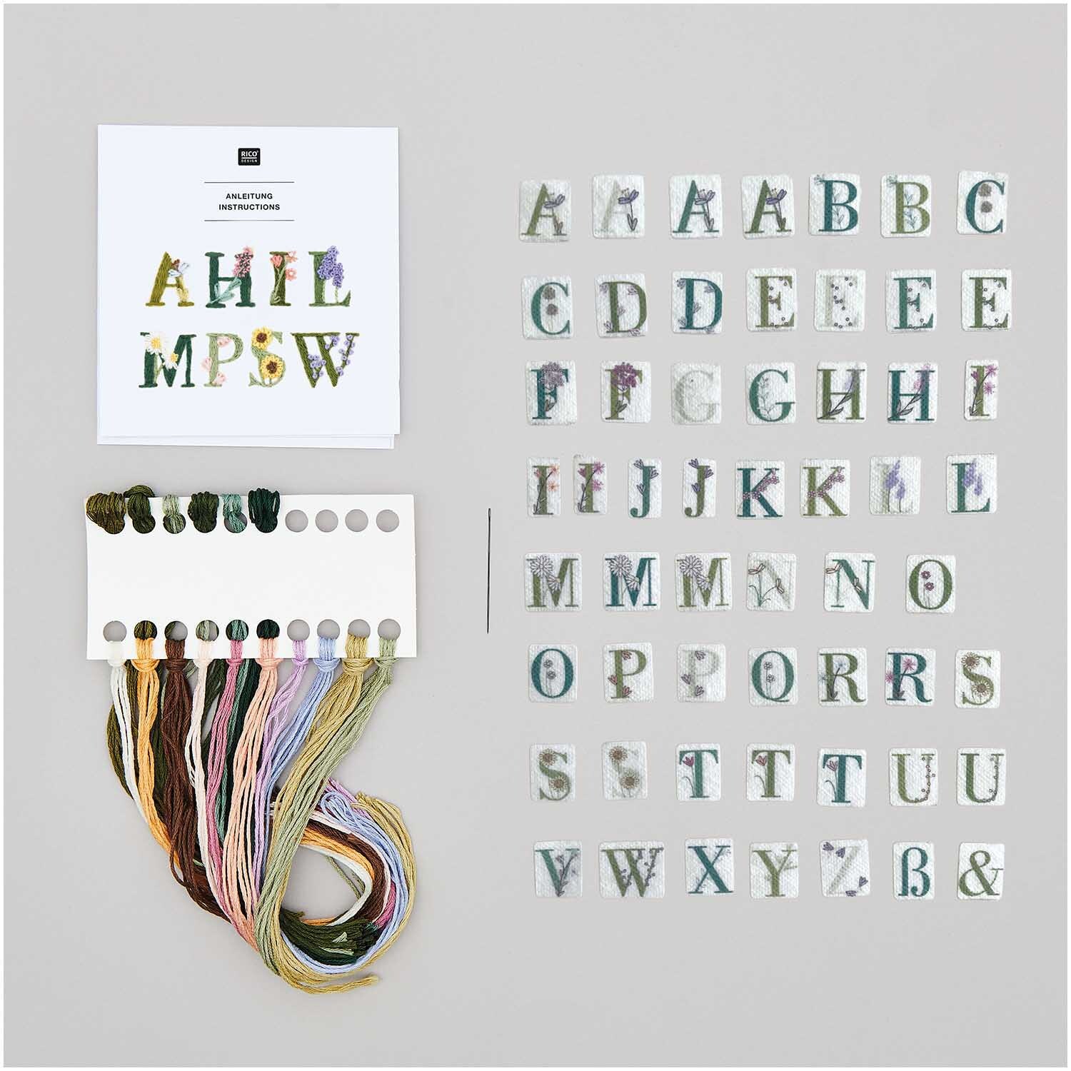Stick and Stitch Kit de broderie Alphabet floral dessiné Coloré 56 pièces from Rico Design Stick and Stitch Stickpackung Blumenalphabet zeigt bunte Buchstaben und Stickgarn von Rico Design. Ideal für kreative Projekte.
