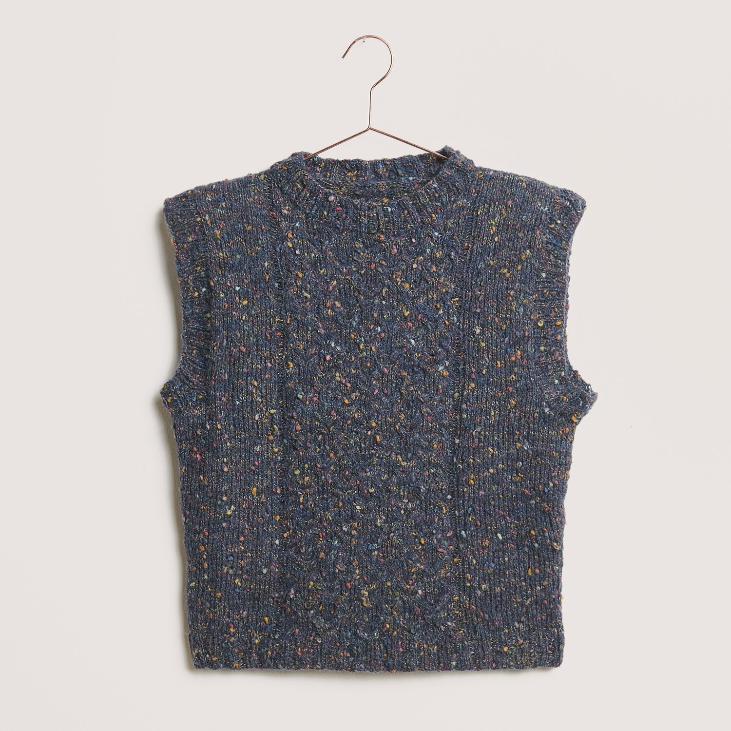Fashion Cotton Alpaca Fun Neps: Ärmelloser Pullover in Marineblau mit bunten Neps von Rico Design.
