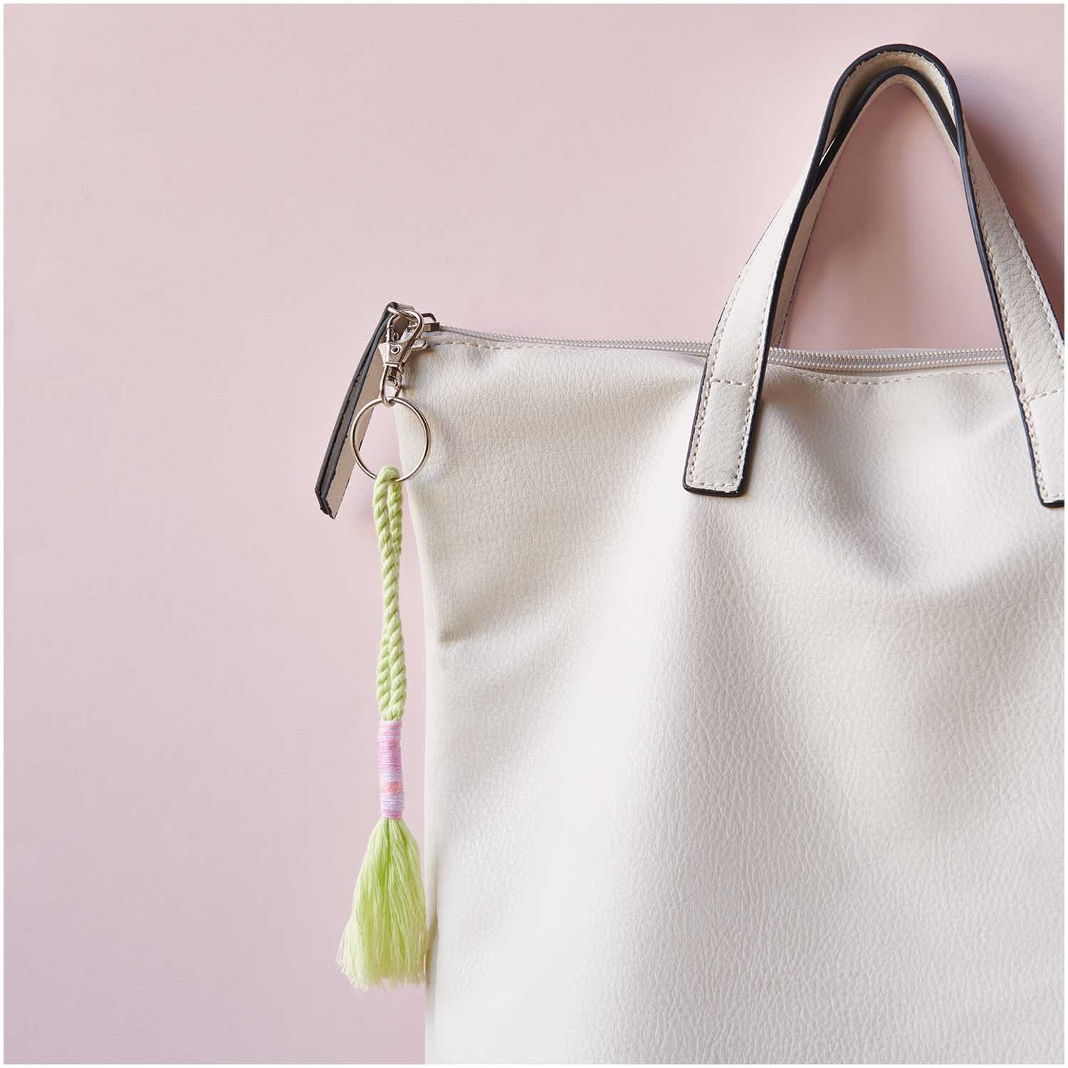 Set de fils à broder Ice Cream 10 pièces 10-teilig from Rico Design Stickgarn Set Ice Cream: Weiße Tasche mit buntem Anhänger aus mehrfarbigem Garn, 10-teilig.