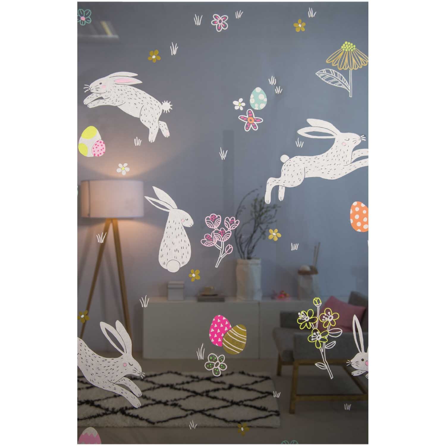 Kreidestifte Flüssigkreide Set Celebration 3mm 4 Farben von Rico Design Kreidestifte Flüssigkreide Set Celebration 3mm 4 Farben: Fenster mit bunten Osterhasen- und Blumenmotiven, ideal für kreative Dekorationen.