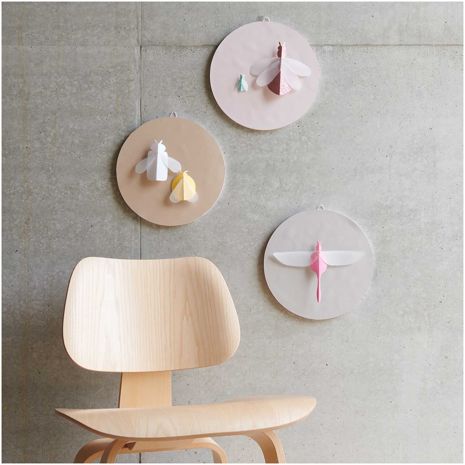 Foamboard rund weiß 10mm Größe 30cm von Rico Design Foamboard rund weiß 10mm von Rico Design an einer Betonwand mit dekorativen Elementen und einem Holzstuhl.