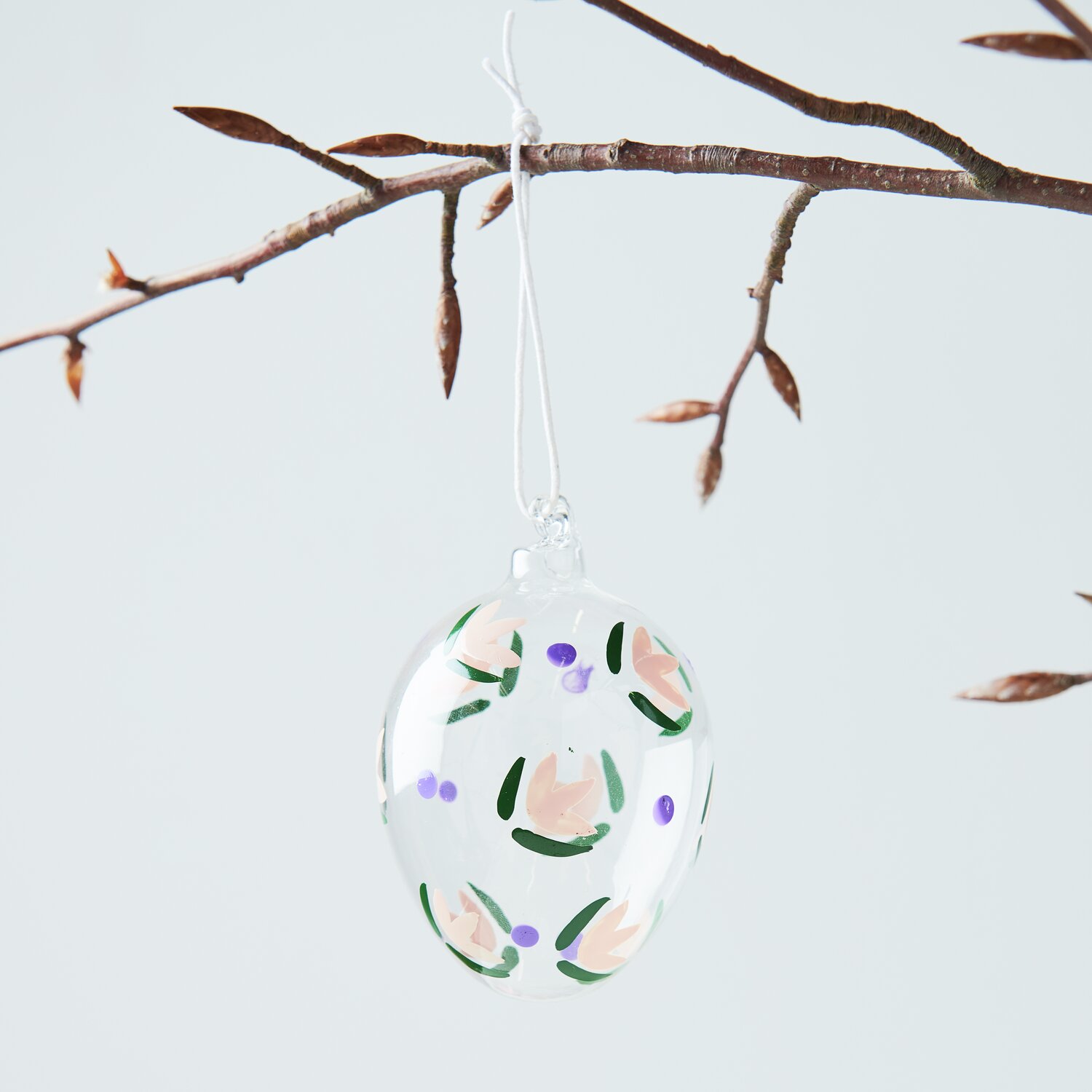 Glas Ei Blüten handbemalt Ø6x9cm von Rico Design Glas Ei Blüten handbemalt, hängend an einem Ast, verziert mit floralen Mustern von Rico Design.