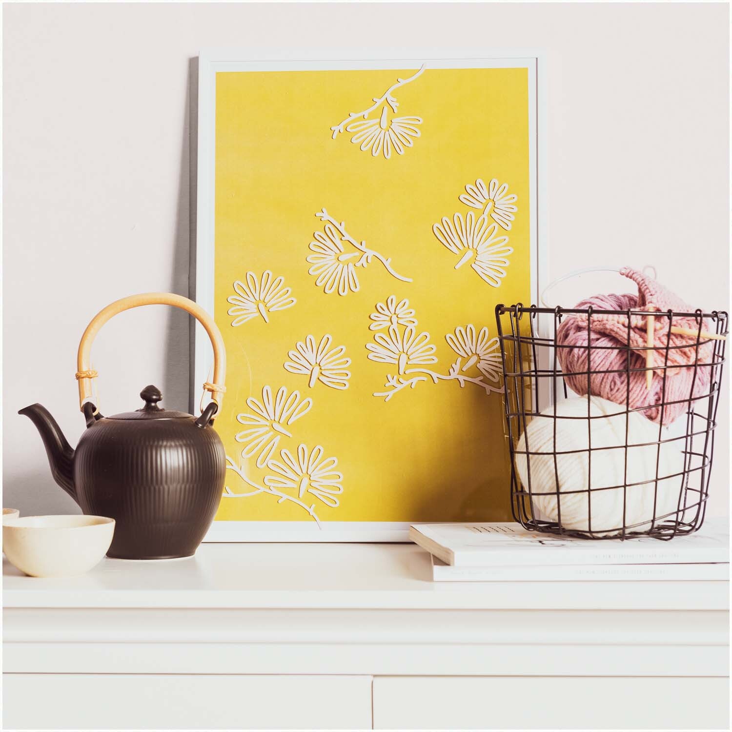 Kreidestifte Flüssigkreide Set Natur 3mm 6 Farben von Rico Design Kreidestifte Flüssigkreide Set Natur 3mm 6 Farben: Ein gelbes Poster mit weißen Blumen, daneben ein schwarzer Teekessel und ein Korb mit Garn.