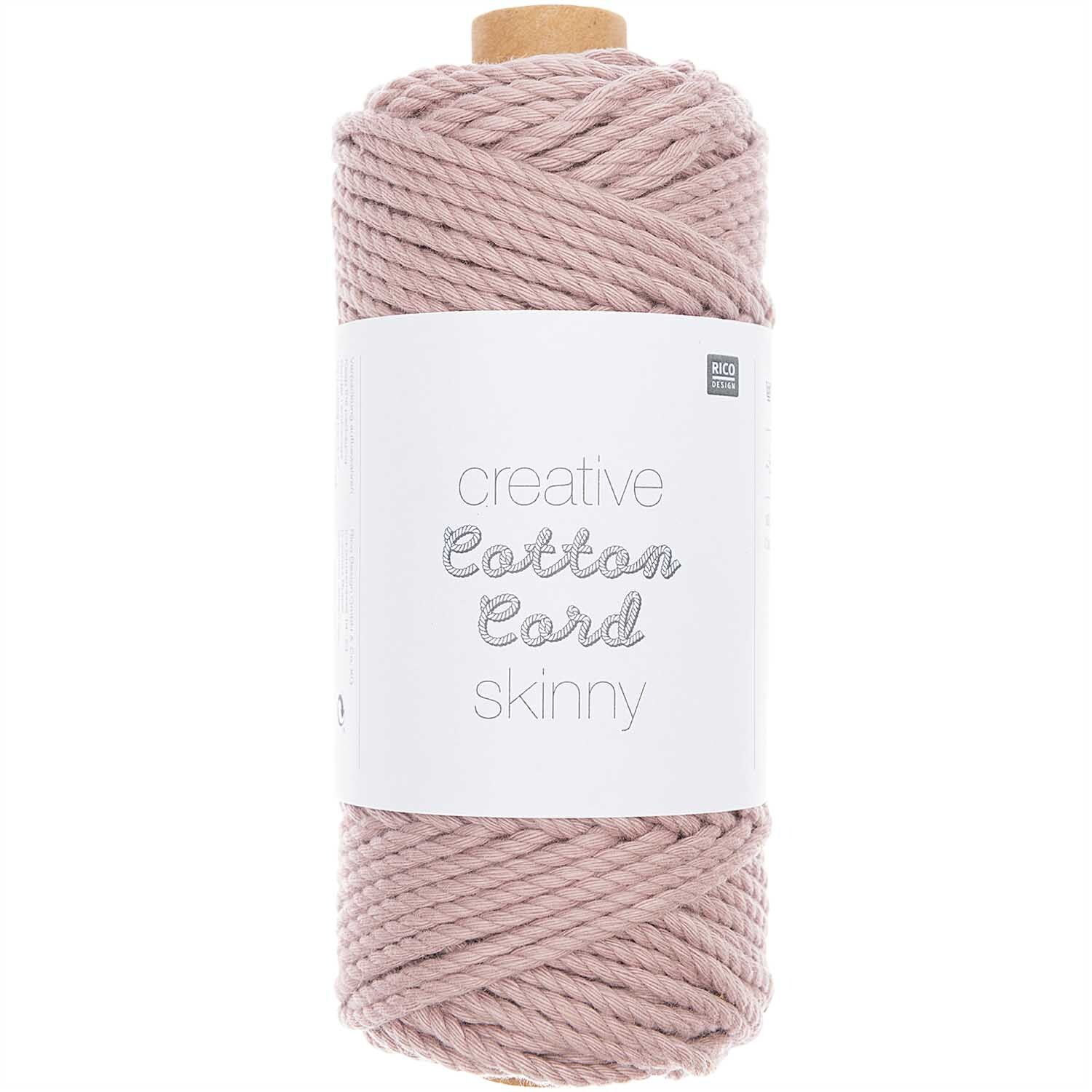 Creative Cotton Cord Skinny filé en macramé 190g 55m Couleur Poussière from Rico Design Creative Cotton Cord skinny Makramee-Garn von Rico Design in Staubfarbe, 190g, 55m. Ideal für kreative Makramee-Projekte.